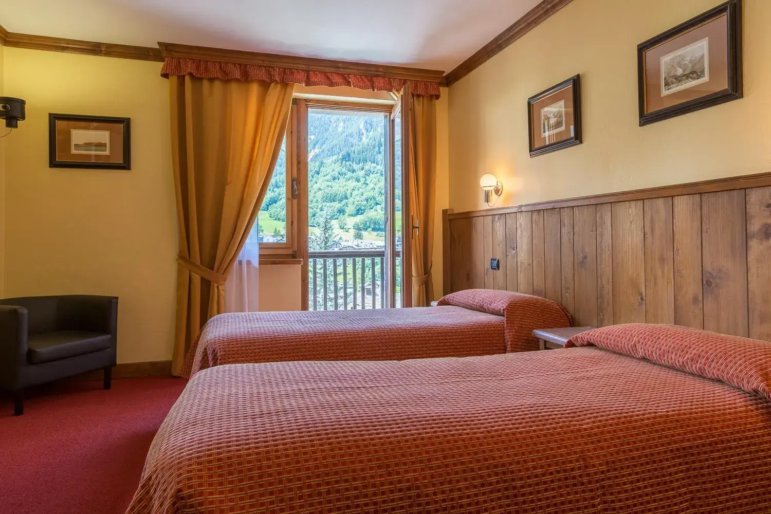 Superior Double or Twin Room with Balcony in Hotel Crampon Superior Double or Twin Room with Balcony in Hotel Crampon