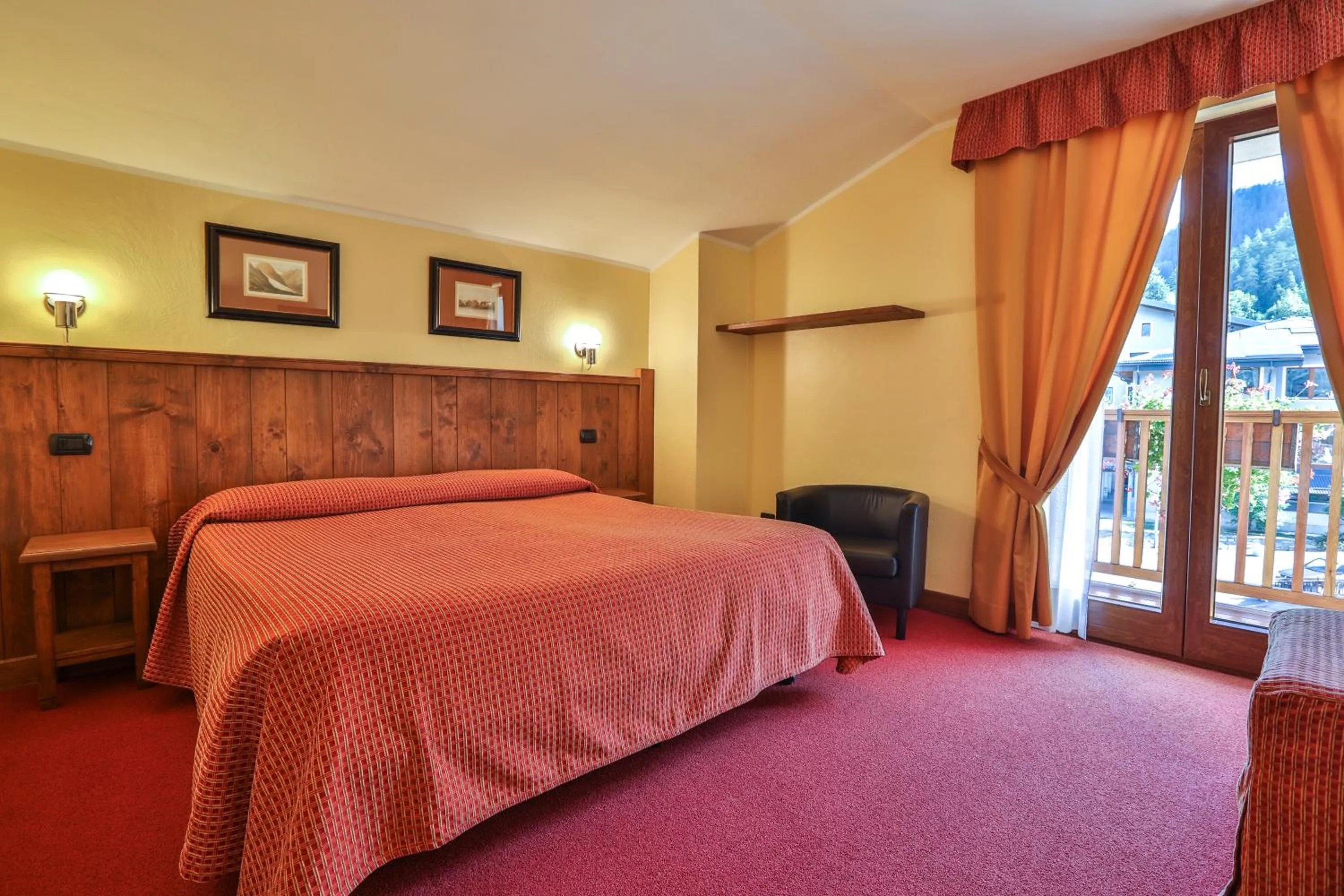 Bedroom, Bed in Hotel Crampon