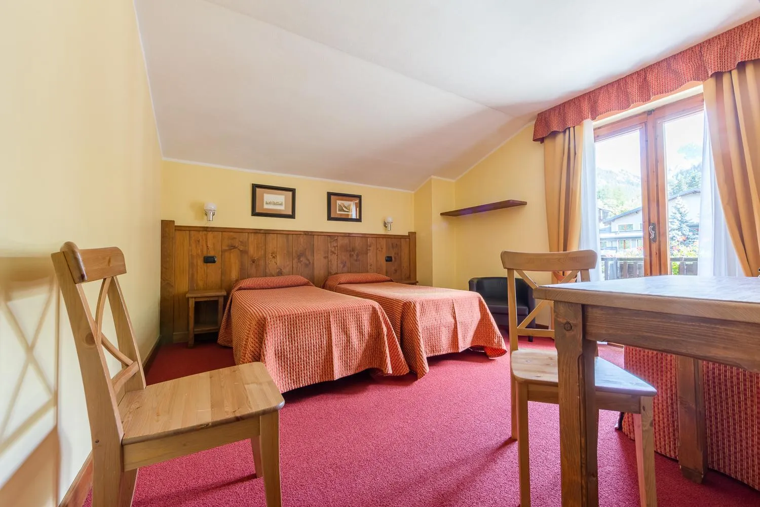 Bedroom, Bed in Hotel Crampon