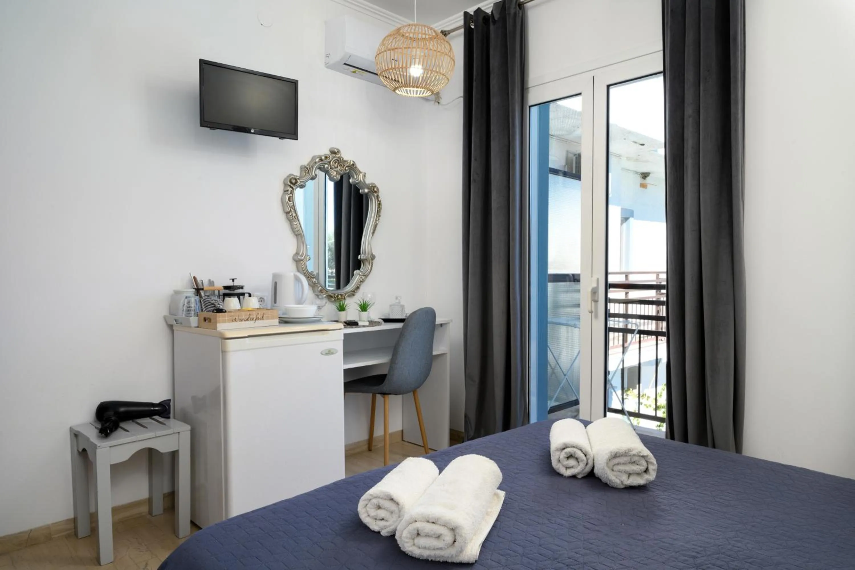 Bed in Aquarius Beach Hotel