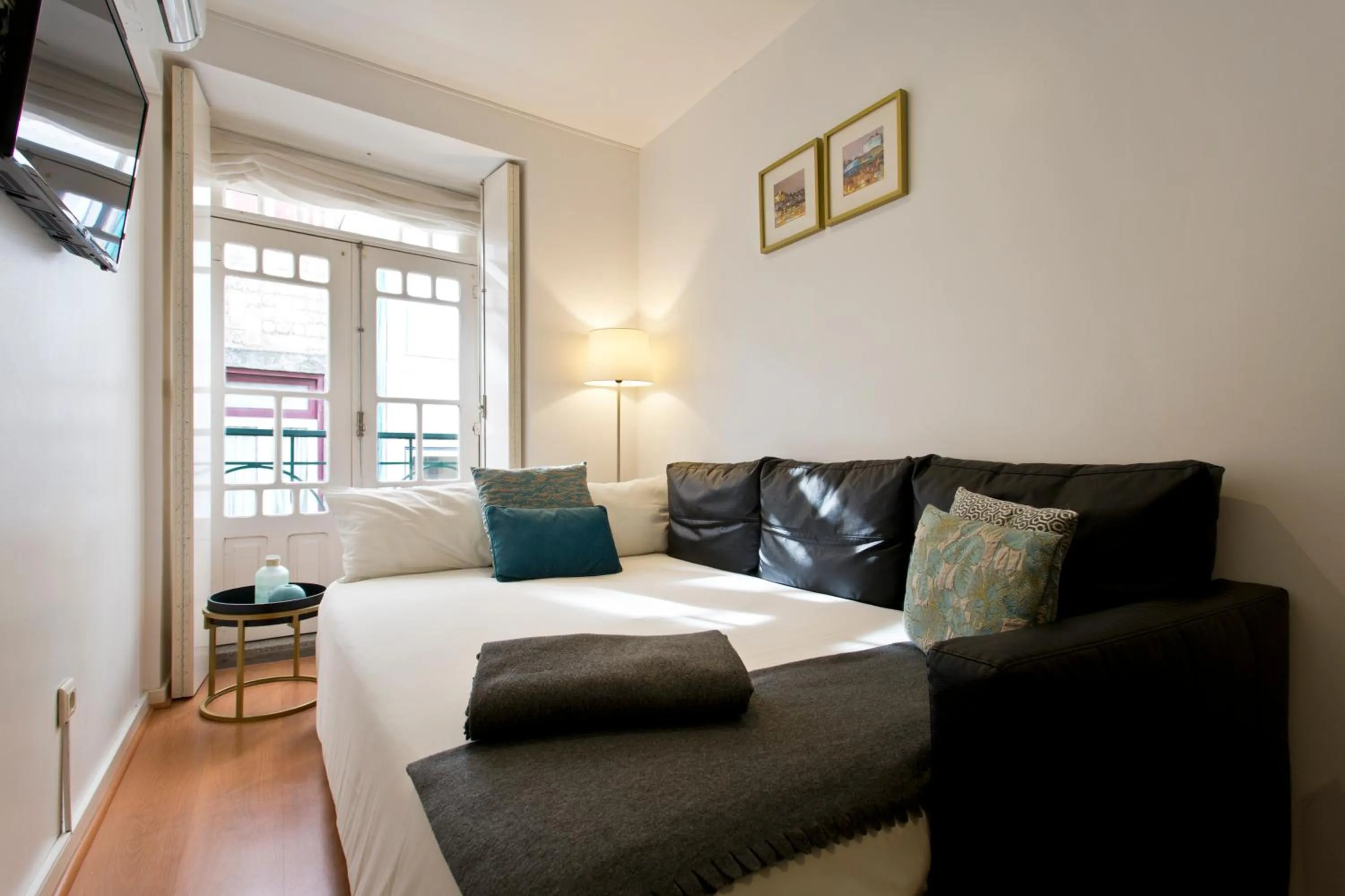 Living room, Bed in Home @ Porto Clérigos Apartment