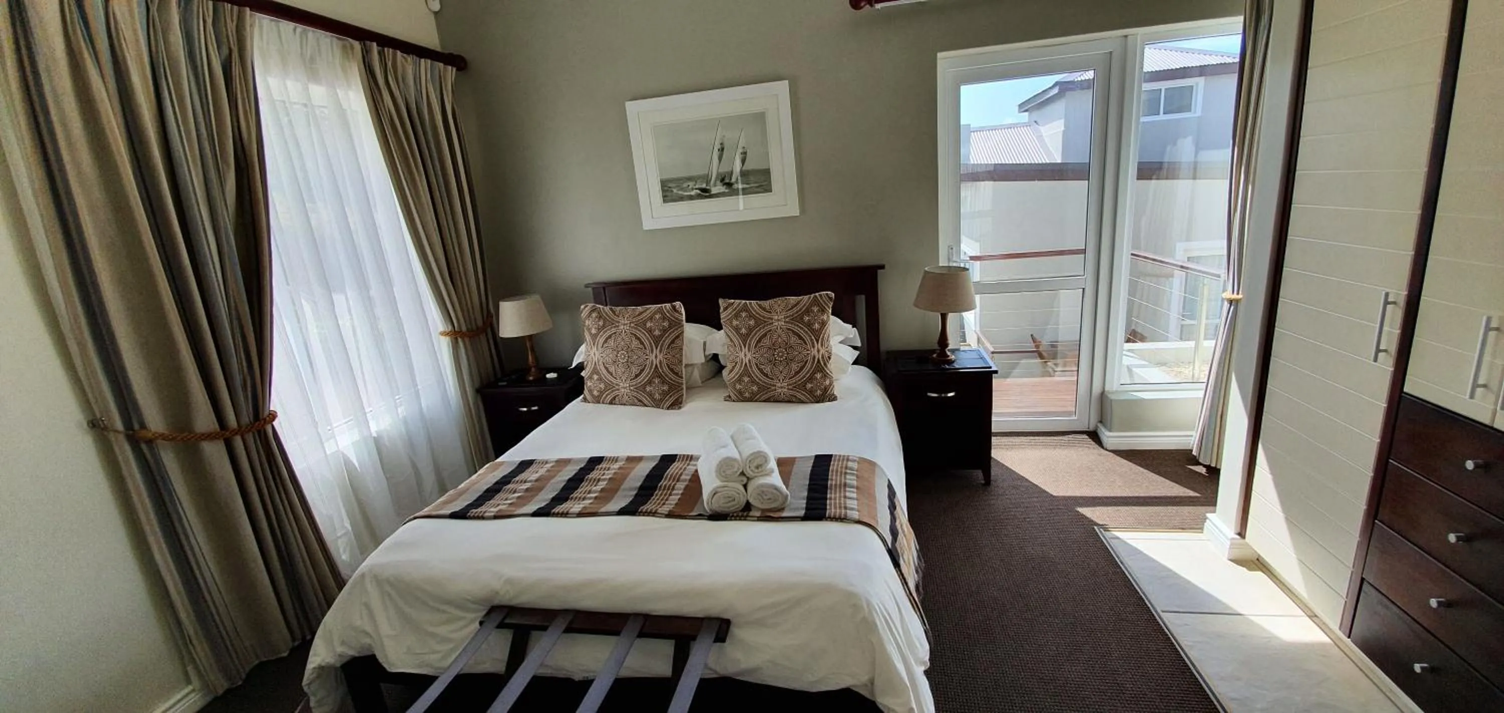 Photo of the whole room, Bed in Brenton On The Rocks