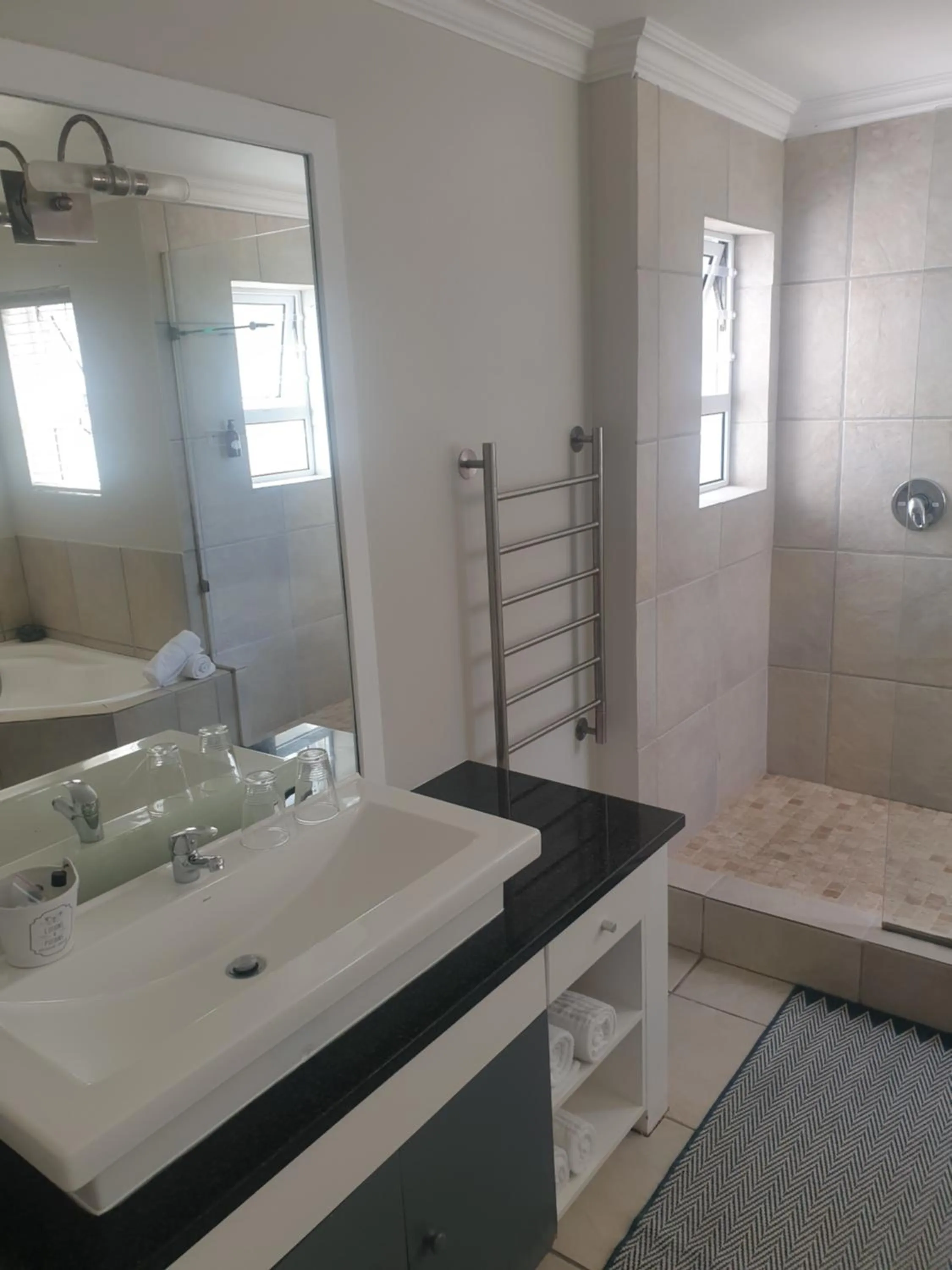 Bathroom, Bed in Brenton On The Rocks