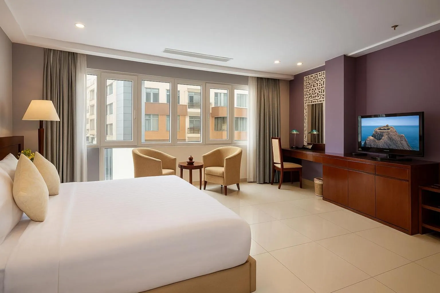 Bedroom, Bed in White Lotus Hotel Saigon