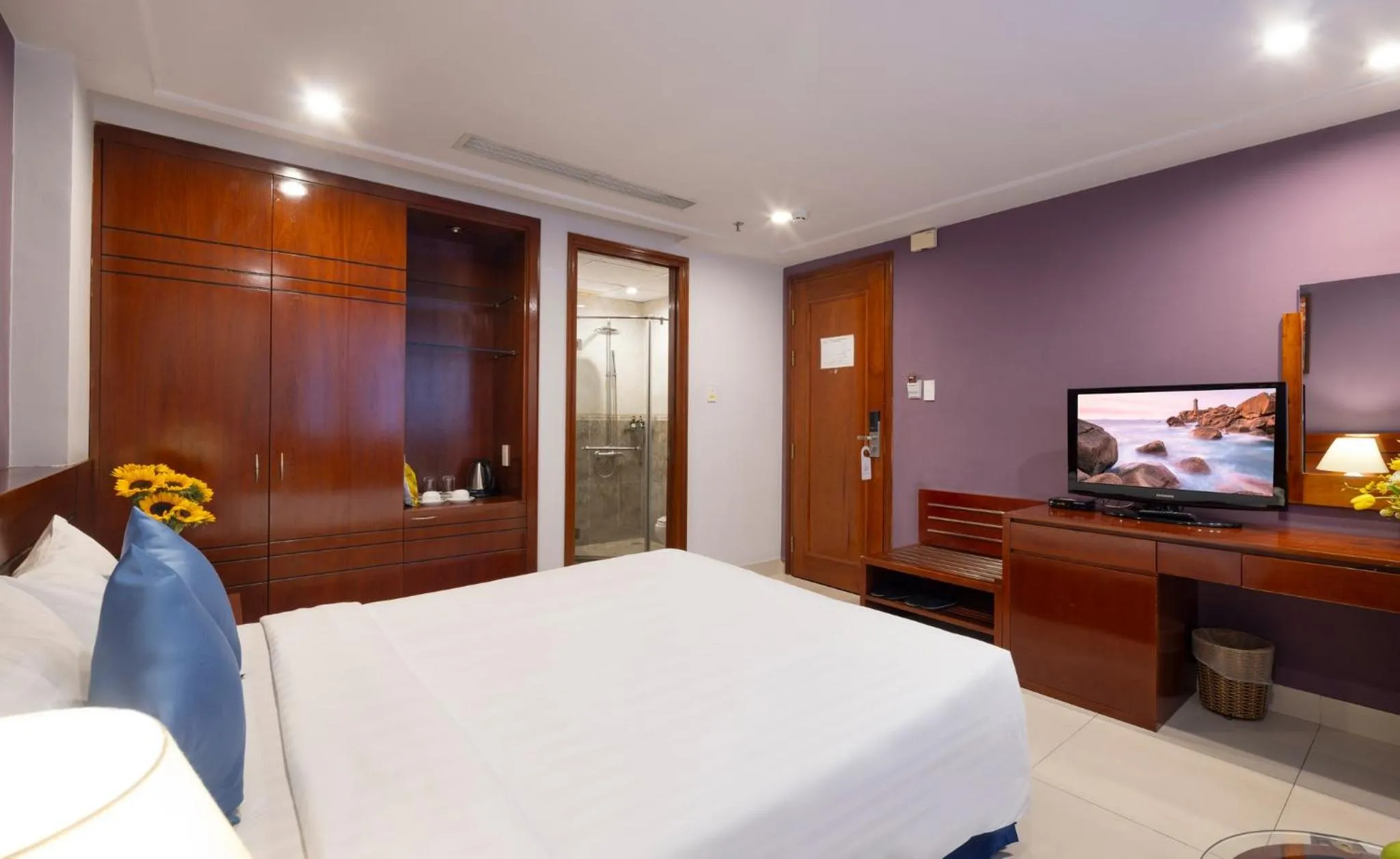 Bed in White Lotus Hotel Saigon