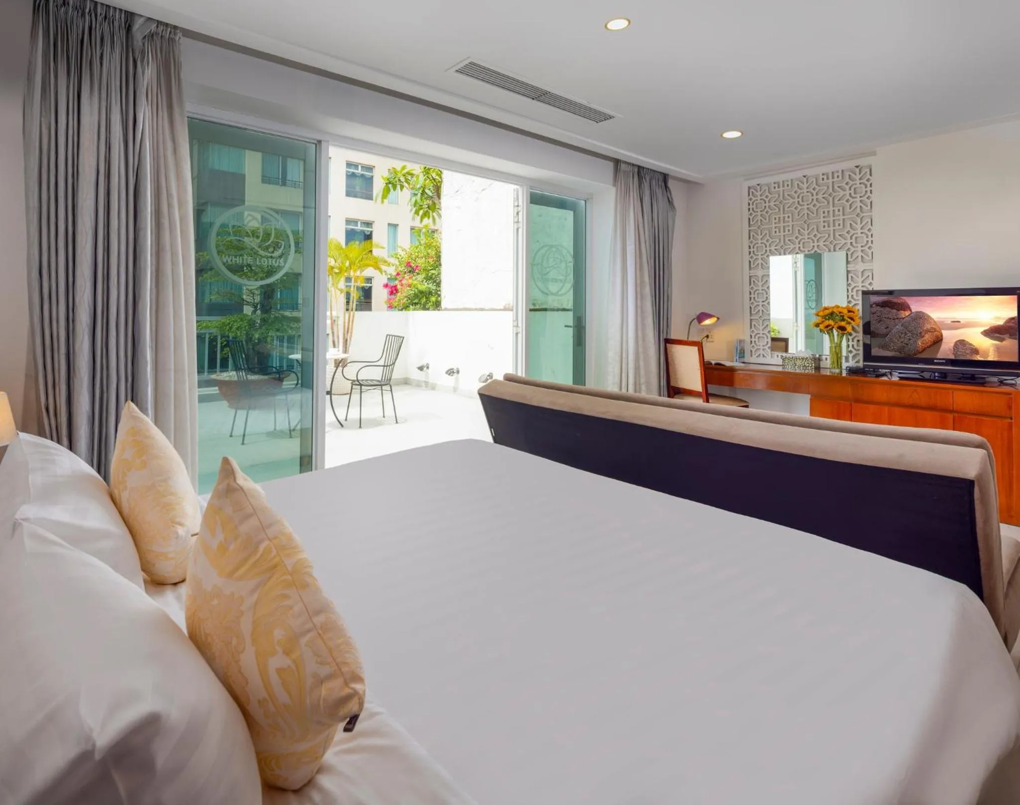 Bedroom, Bed in White Lotus Hotel Saigon