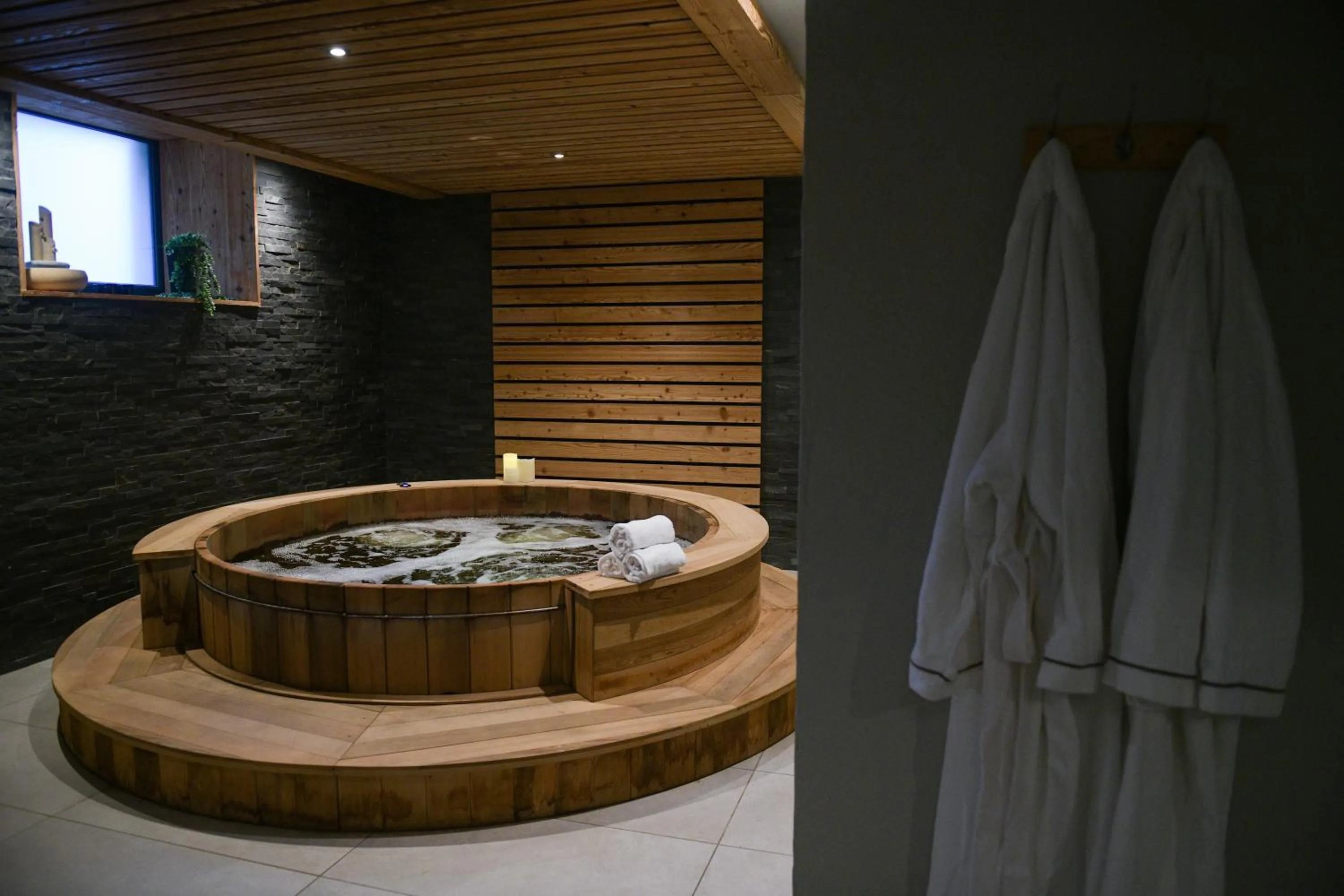 Hot Tub in Appart'Hotel Aiguille Verte & Spa