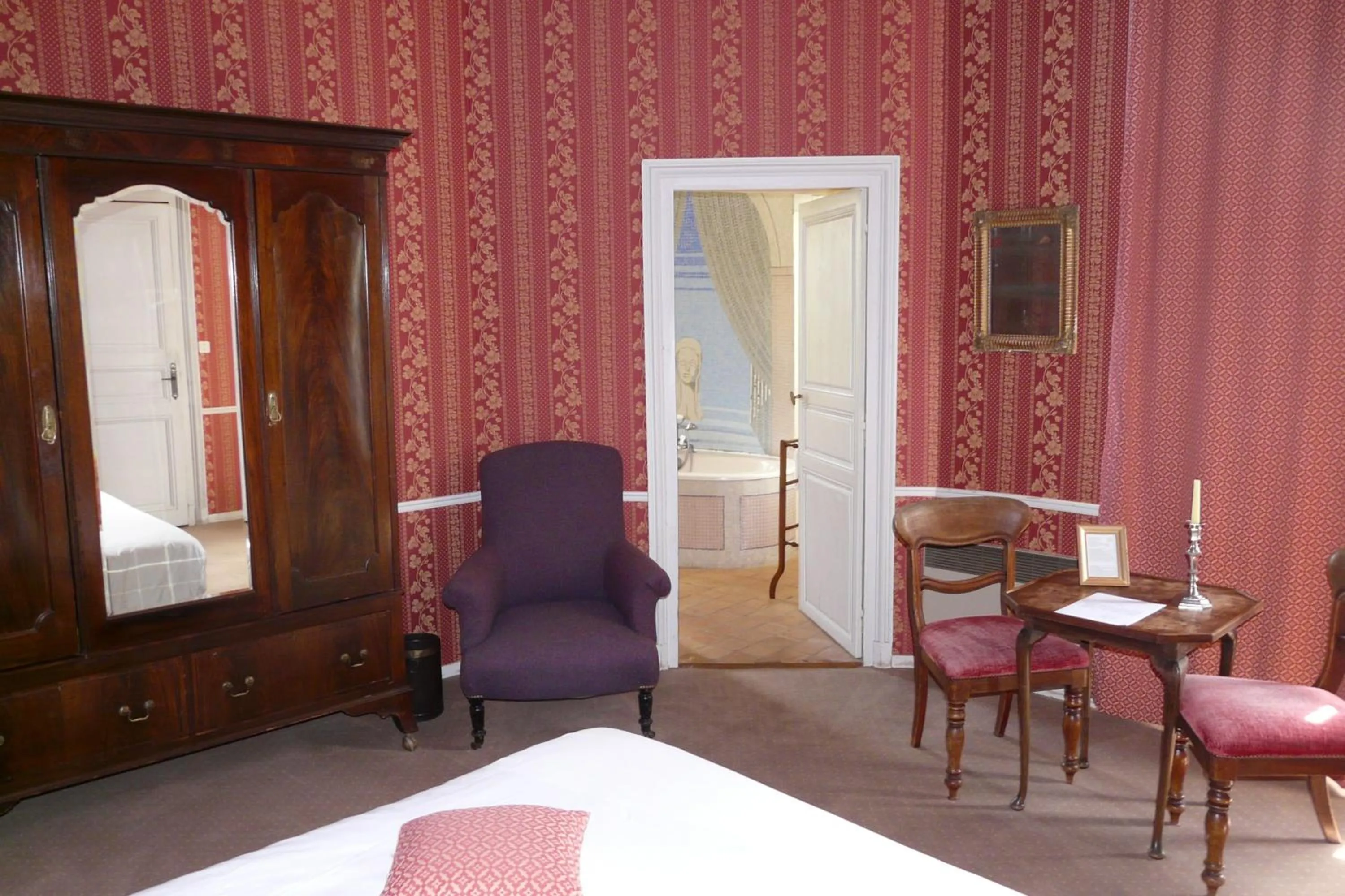 Photo of the whole room, Bed in Château de Chissay
