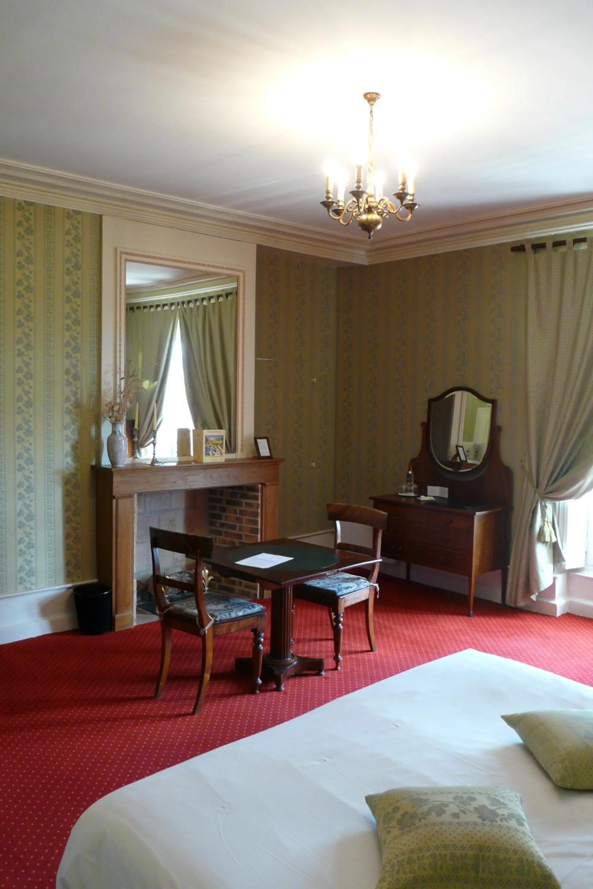 Photo of the whole room, Bed in Château de Chissay