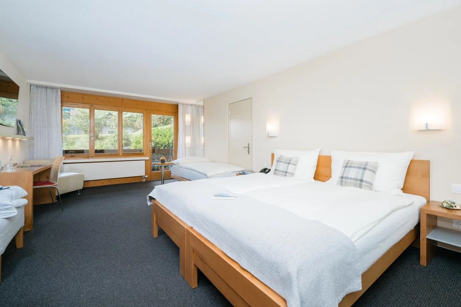 Bedroom, Bed in Solbadhotel Sigriswil