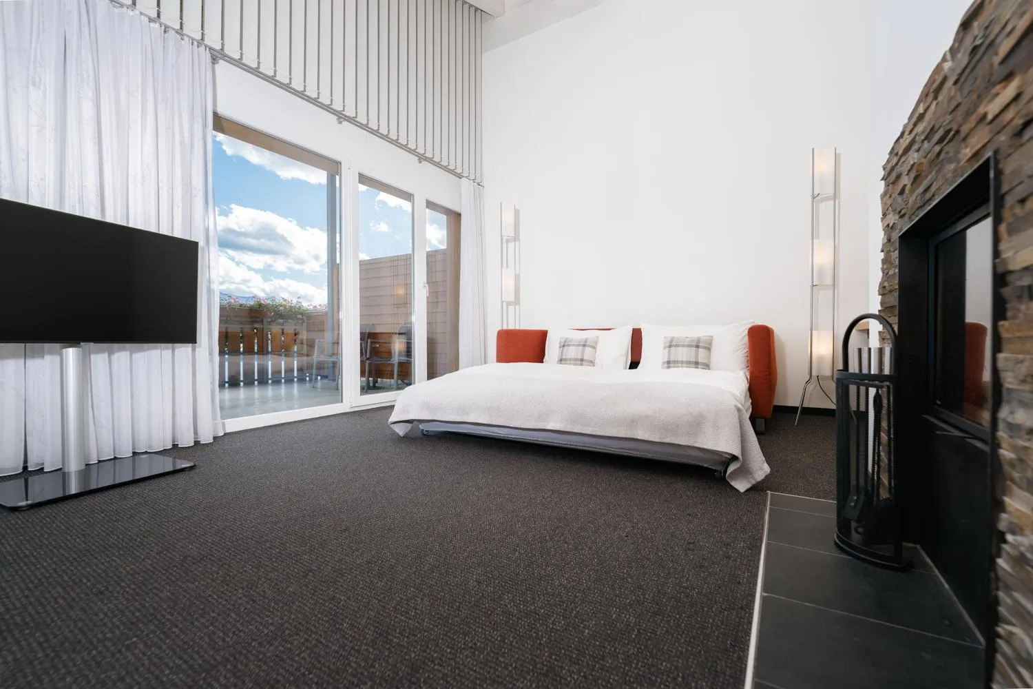 Living room, Bed in Solbadhotel Sigriswil