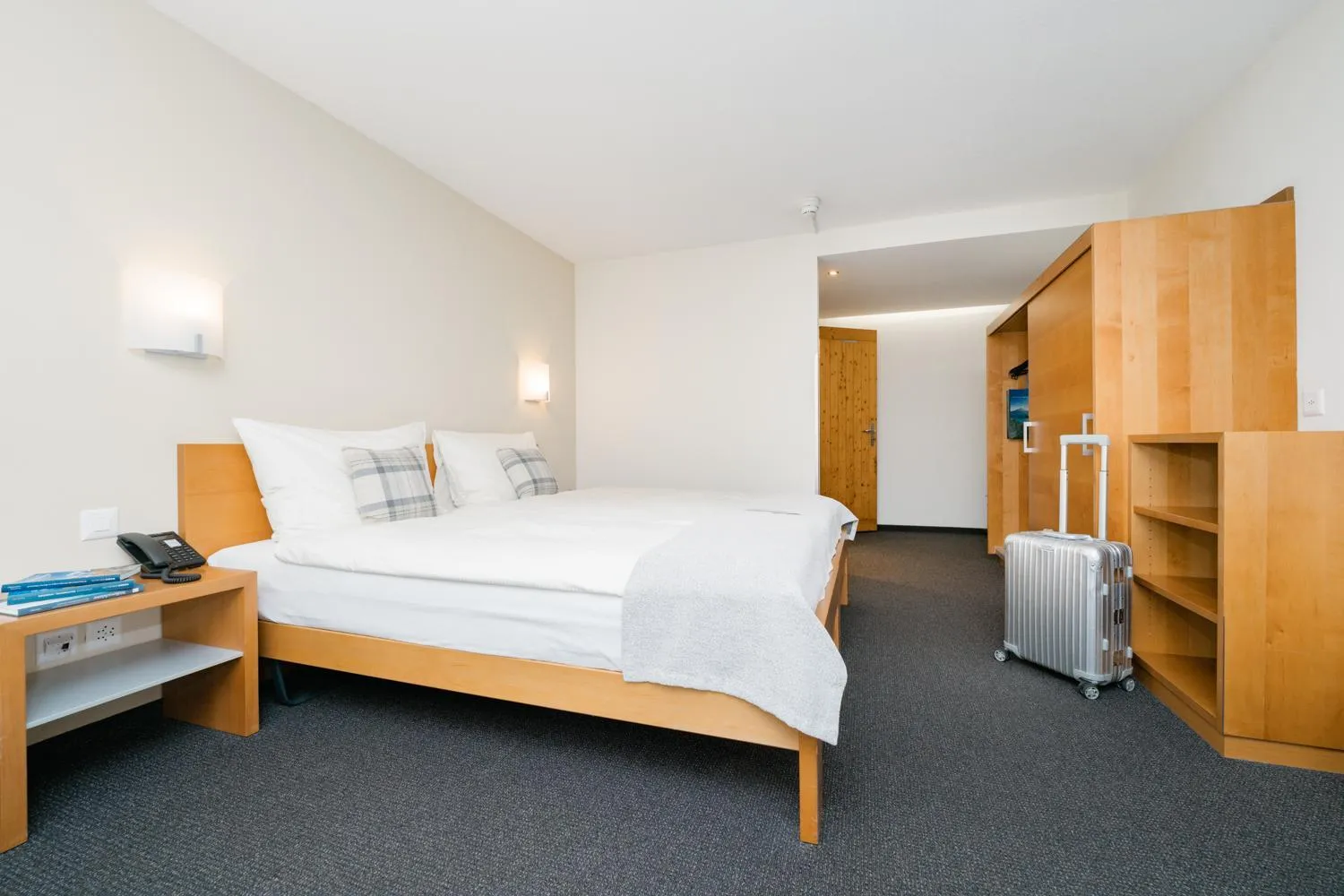 Bedroom, Bed in Solbadhotel Sigriswil