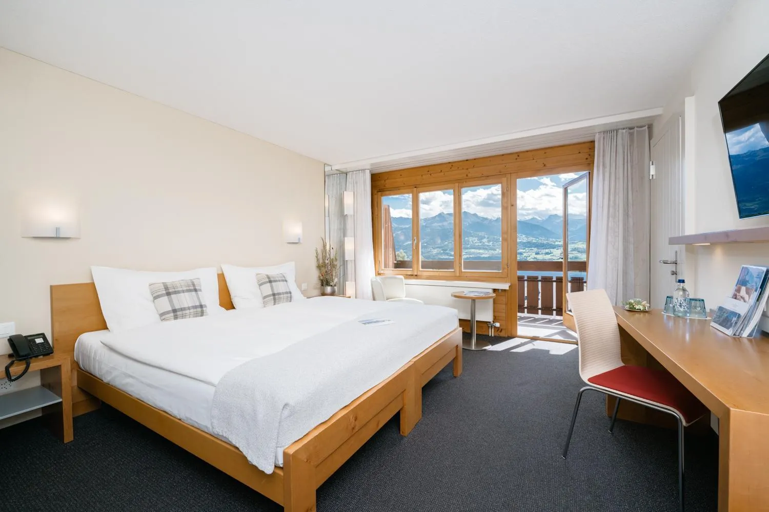 Photo of the whole room, Bed in Solbadhotel Sigriswil