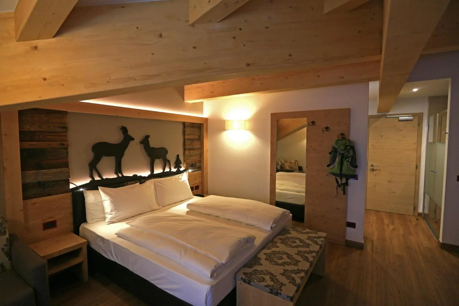 Bathroom, Bed in Hotel Astoria