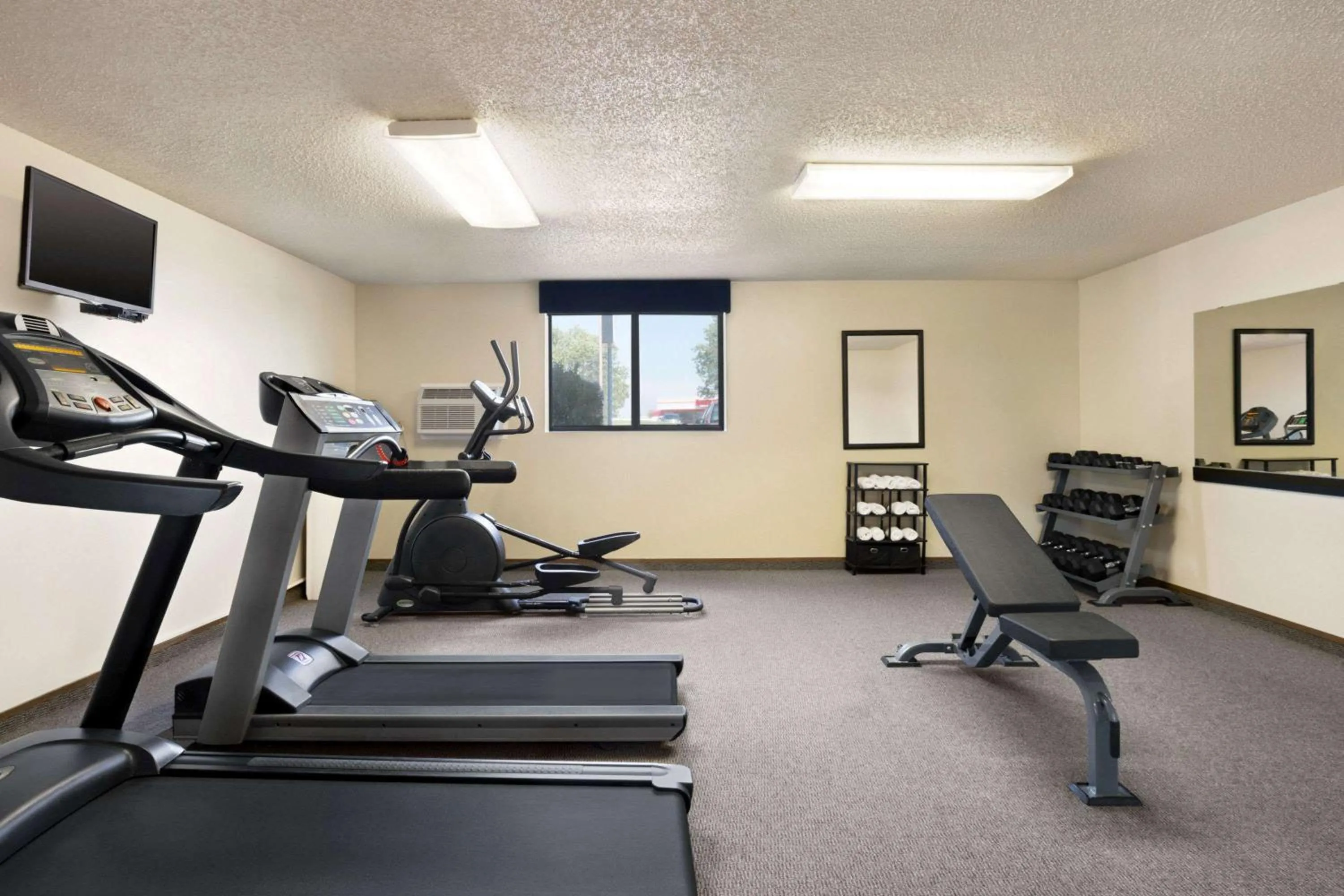 Fitness centre/facilities in Super 8 by Wyndham Lincoln North