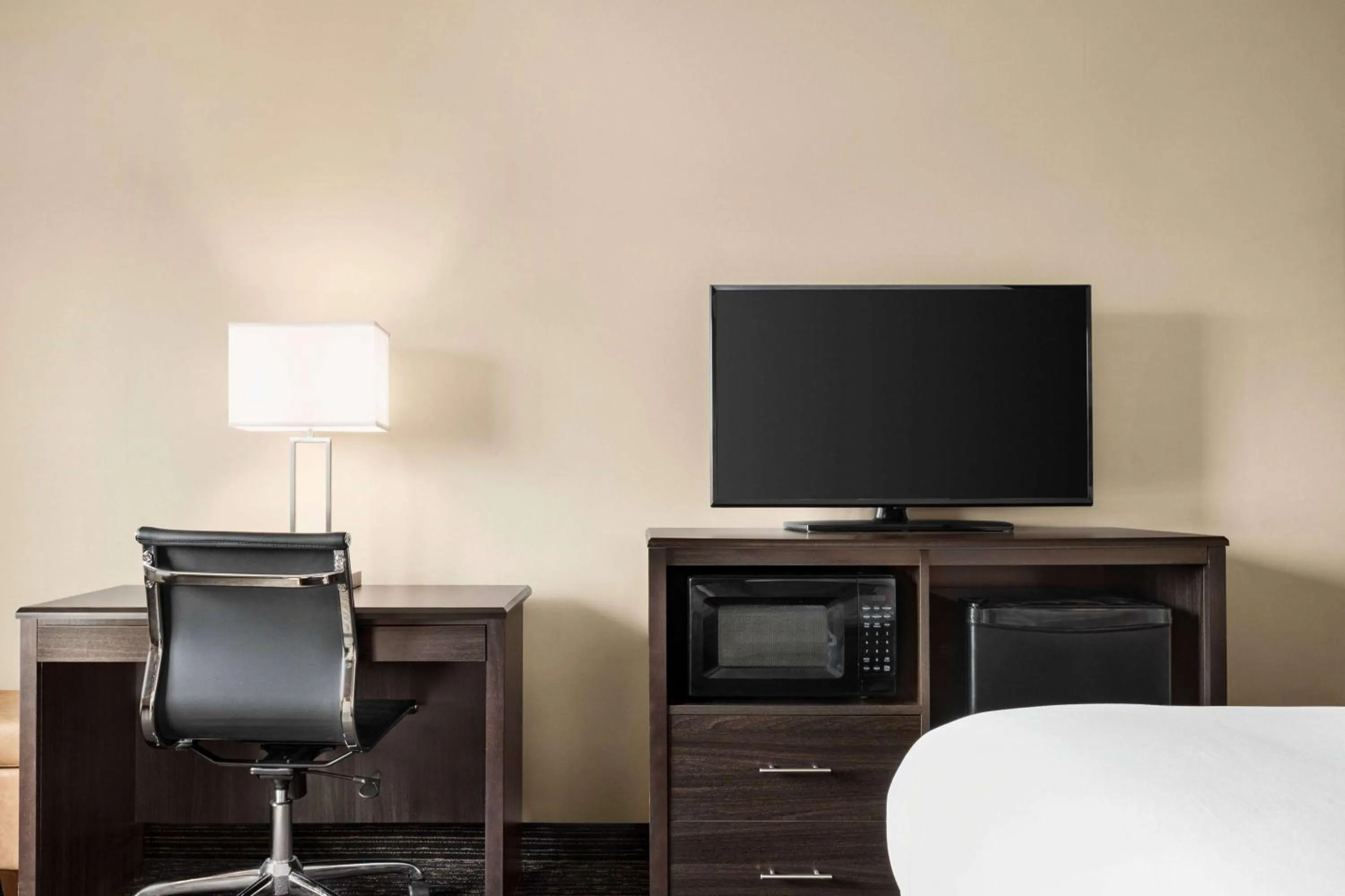 Photo of the whole room, Bed in Super 8 by Wyndham Lincoln North