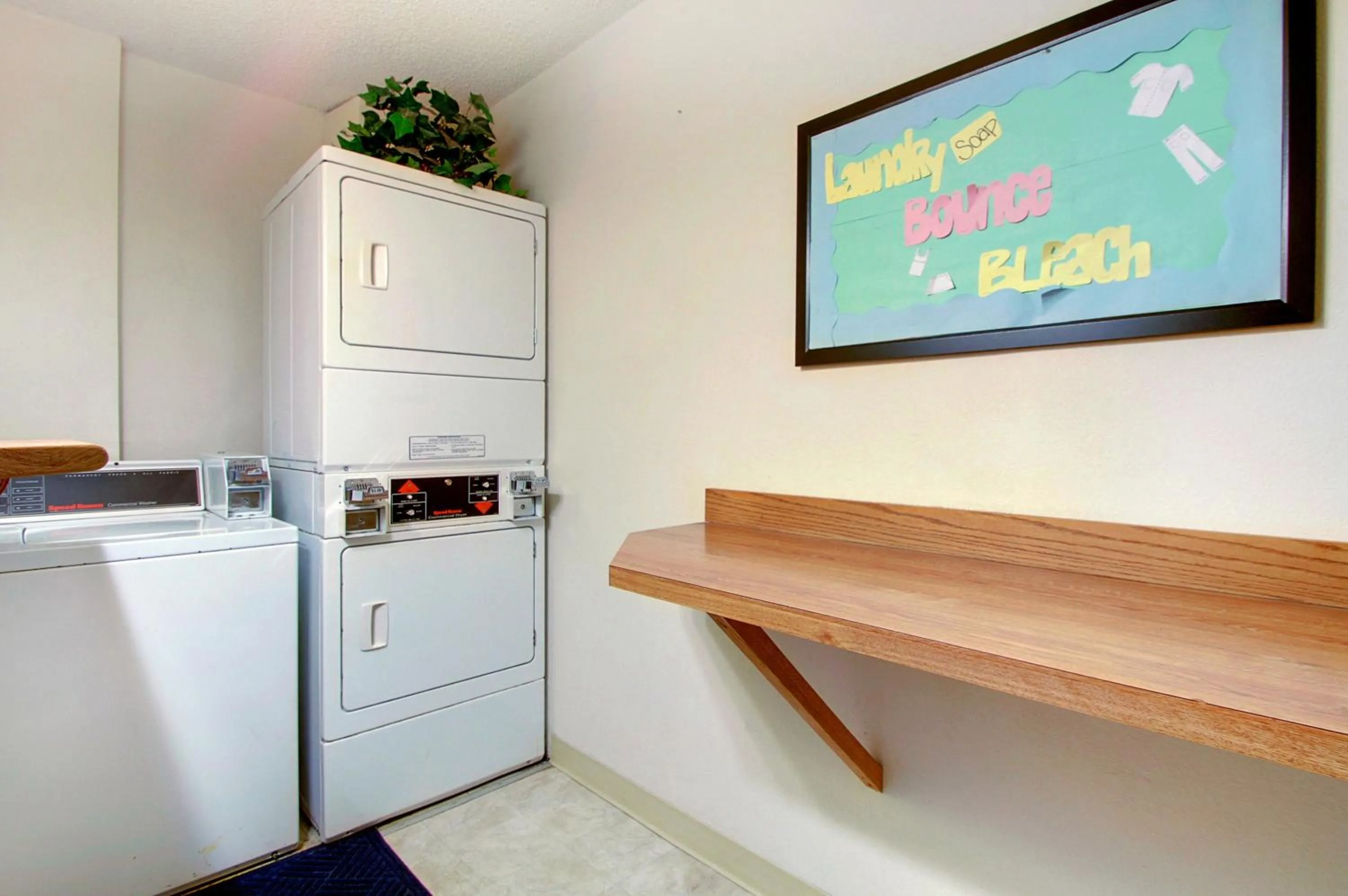 Decorative detail in Super 8 by Wyndham Lincoln North