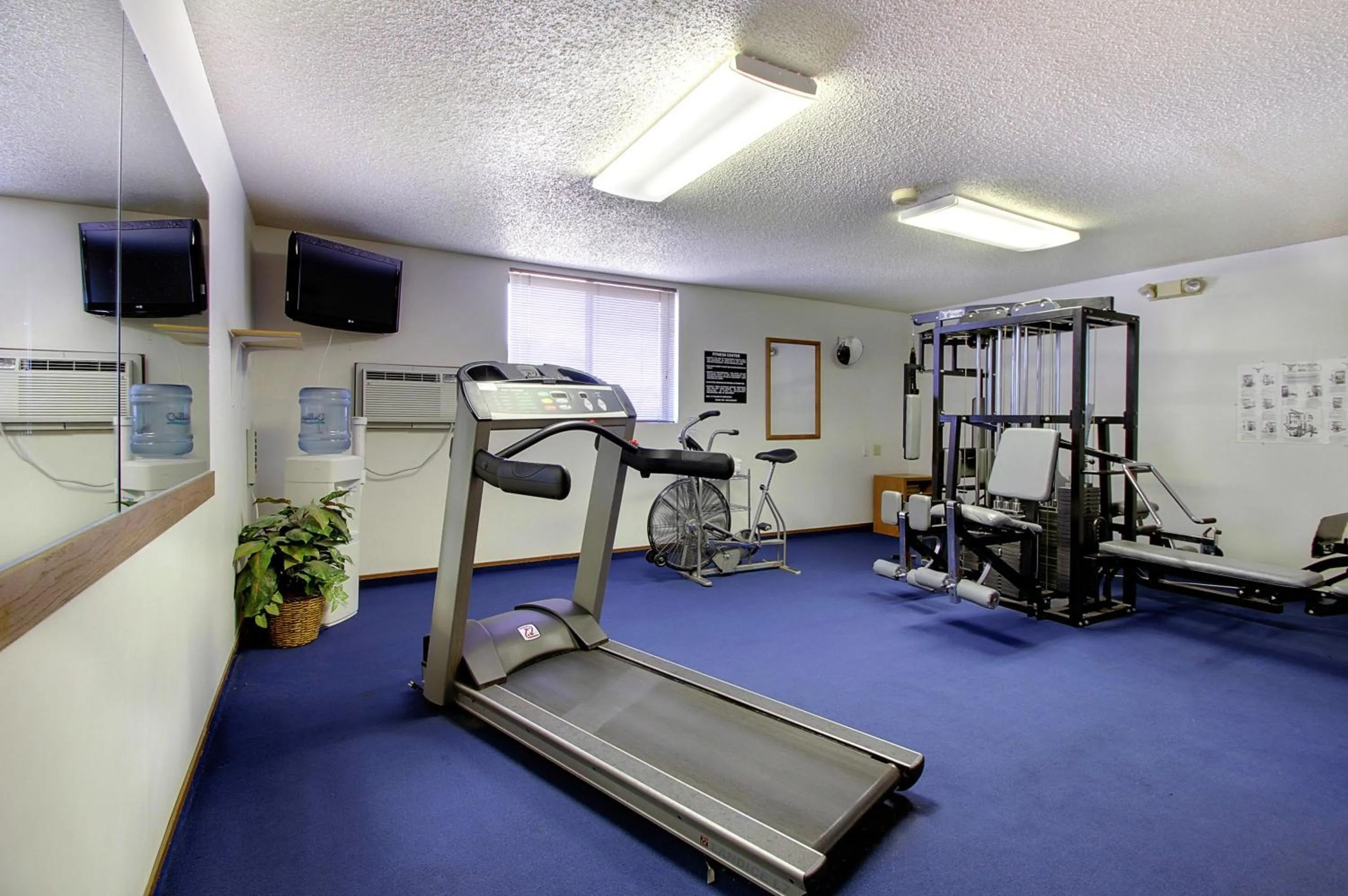 Fitness centre/facilities in Super 8 by Wyndham Lincoln North