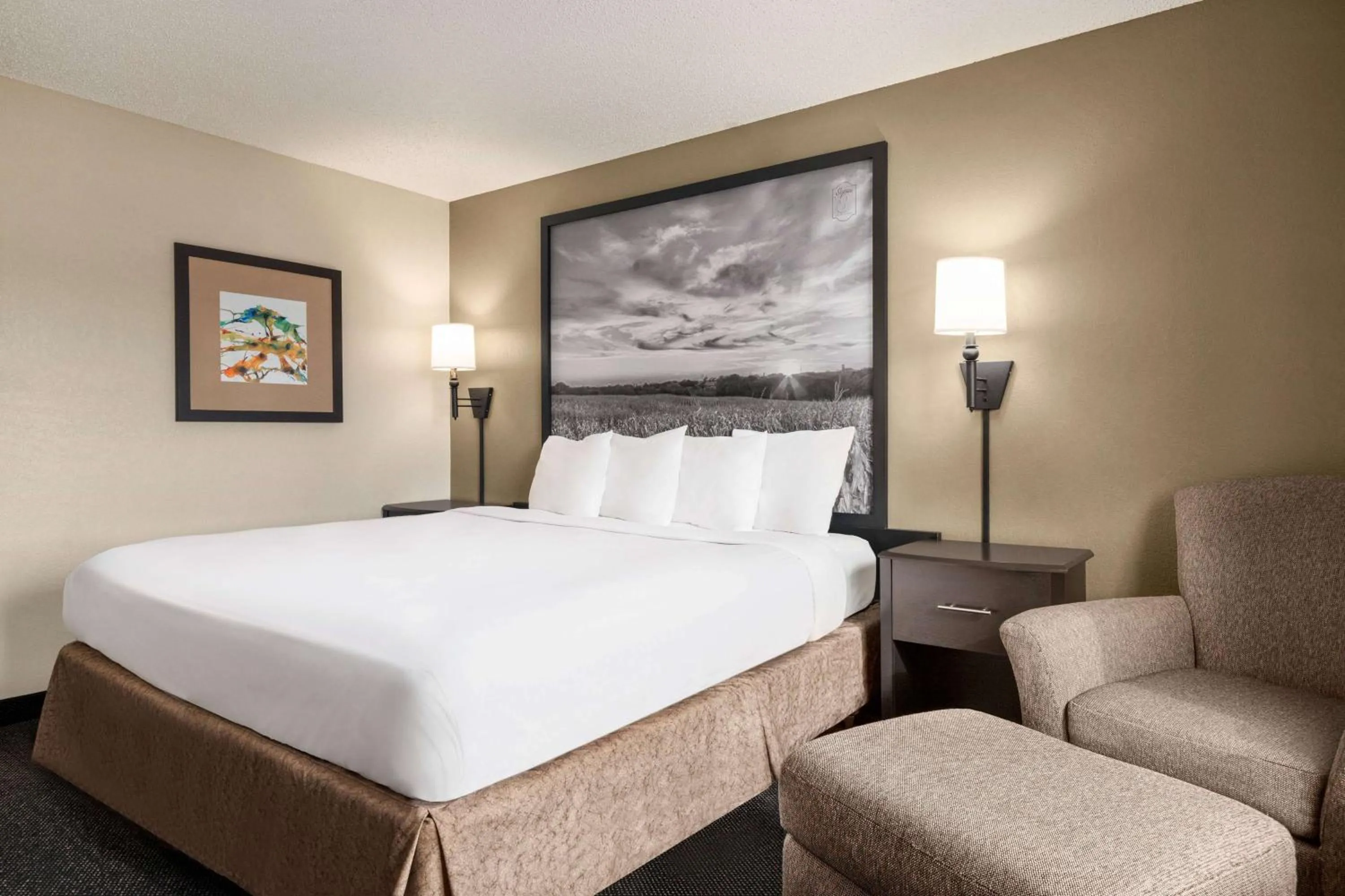 Photo of the whole room, Bed in Super 8 by Wyndham Lincoln North