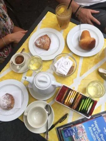 Breakfast in Da Polly a Piazza Amedeo