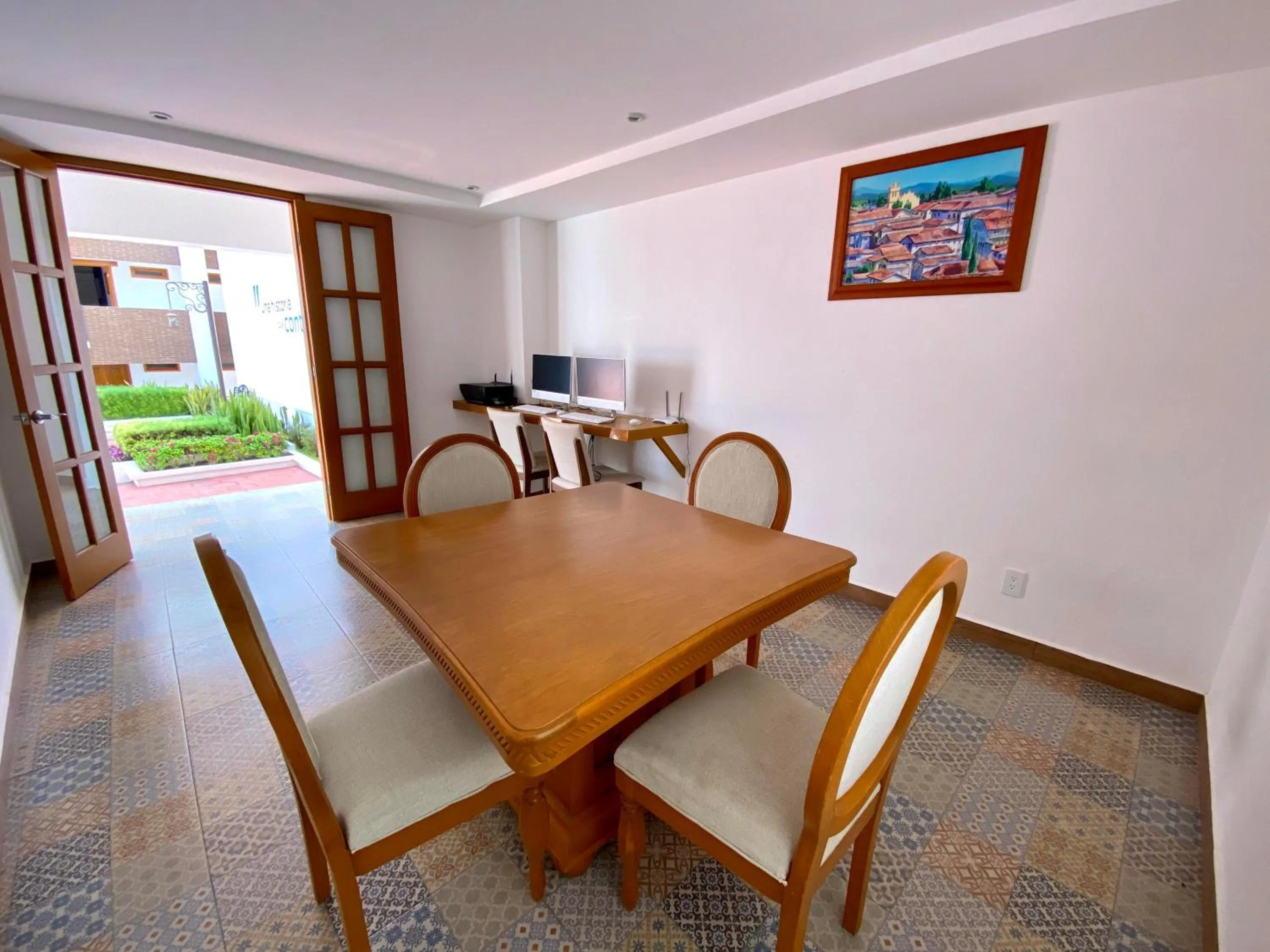 Business facilities in La Alborada