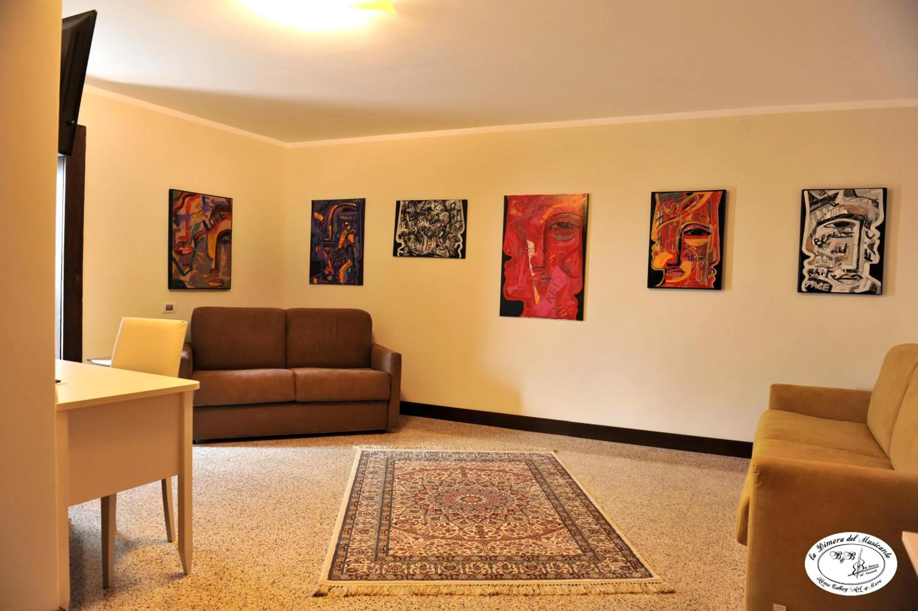 Communal lounge/ TV room in La Dimora del Musicante HomeGallery
