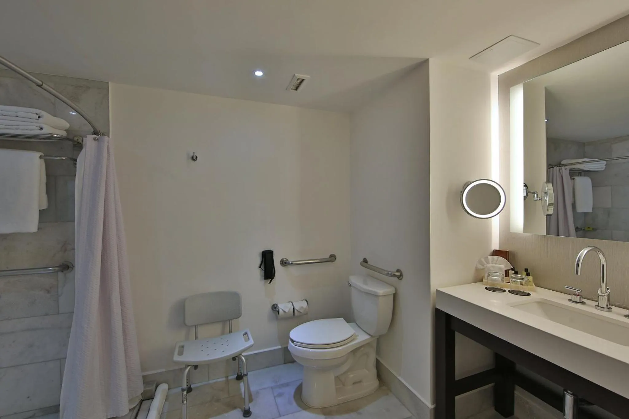 Photo of the whole room in Intercontinental Real Guatemala by IHG