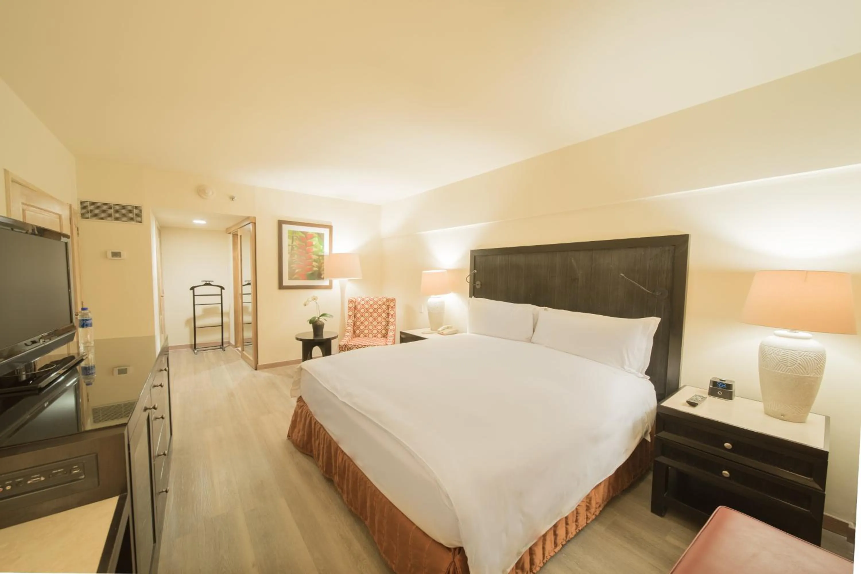 Photo of the whole room, Bed in Real Intercontinental San Salvador by IHG