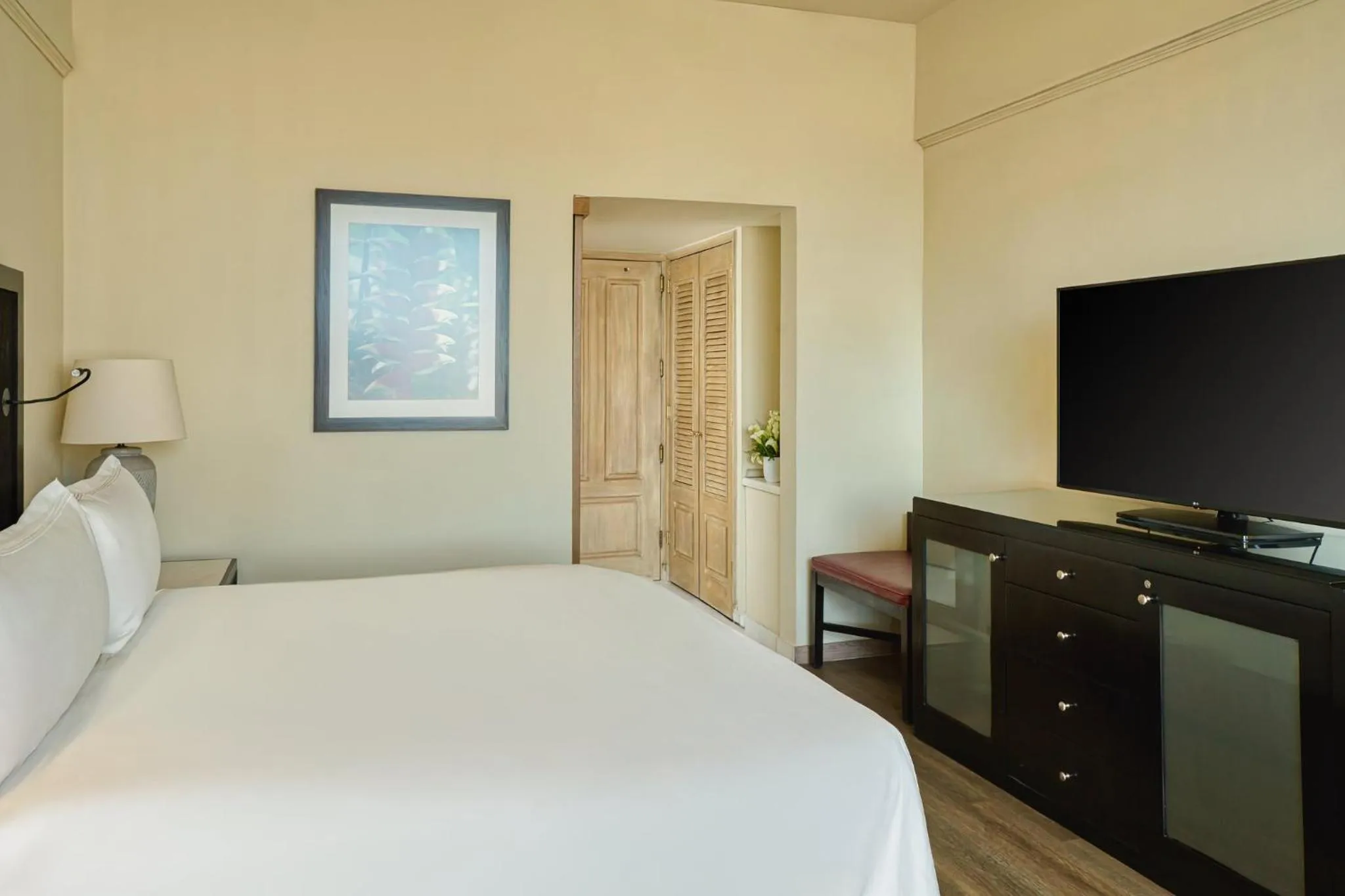 Photo of the whole room, Bed in Real Intercontinental San Salvador by IHG