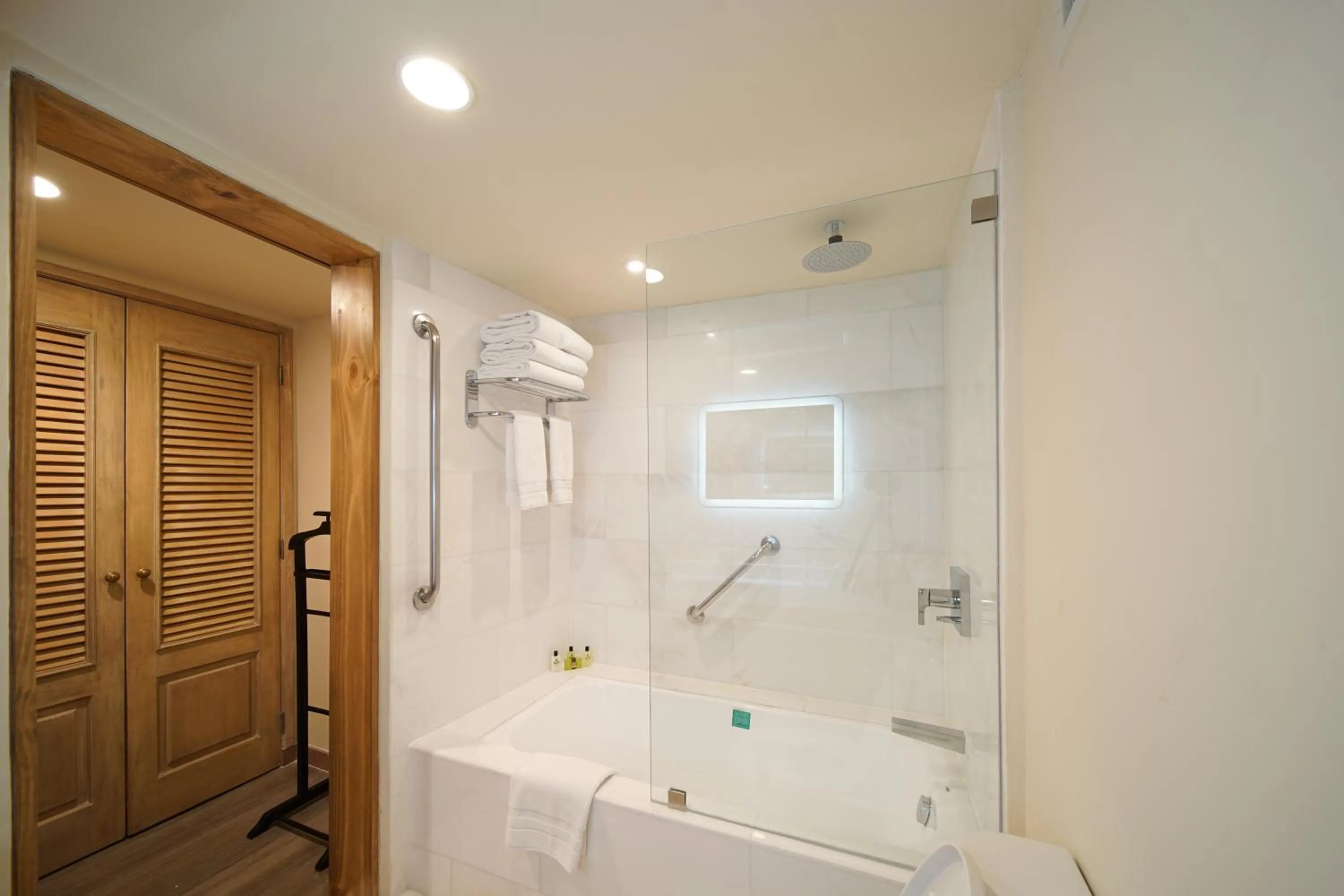 Shower in Real Intercontinental San Salvador by IHG