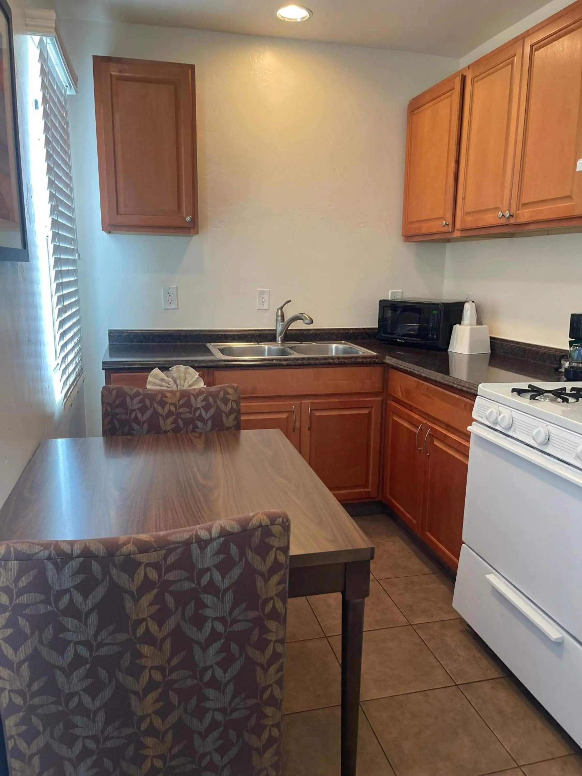 Kitchen or kitchenette in Old Town Inn