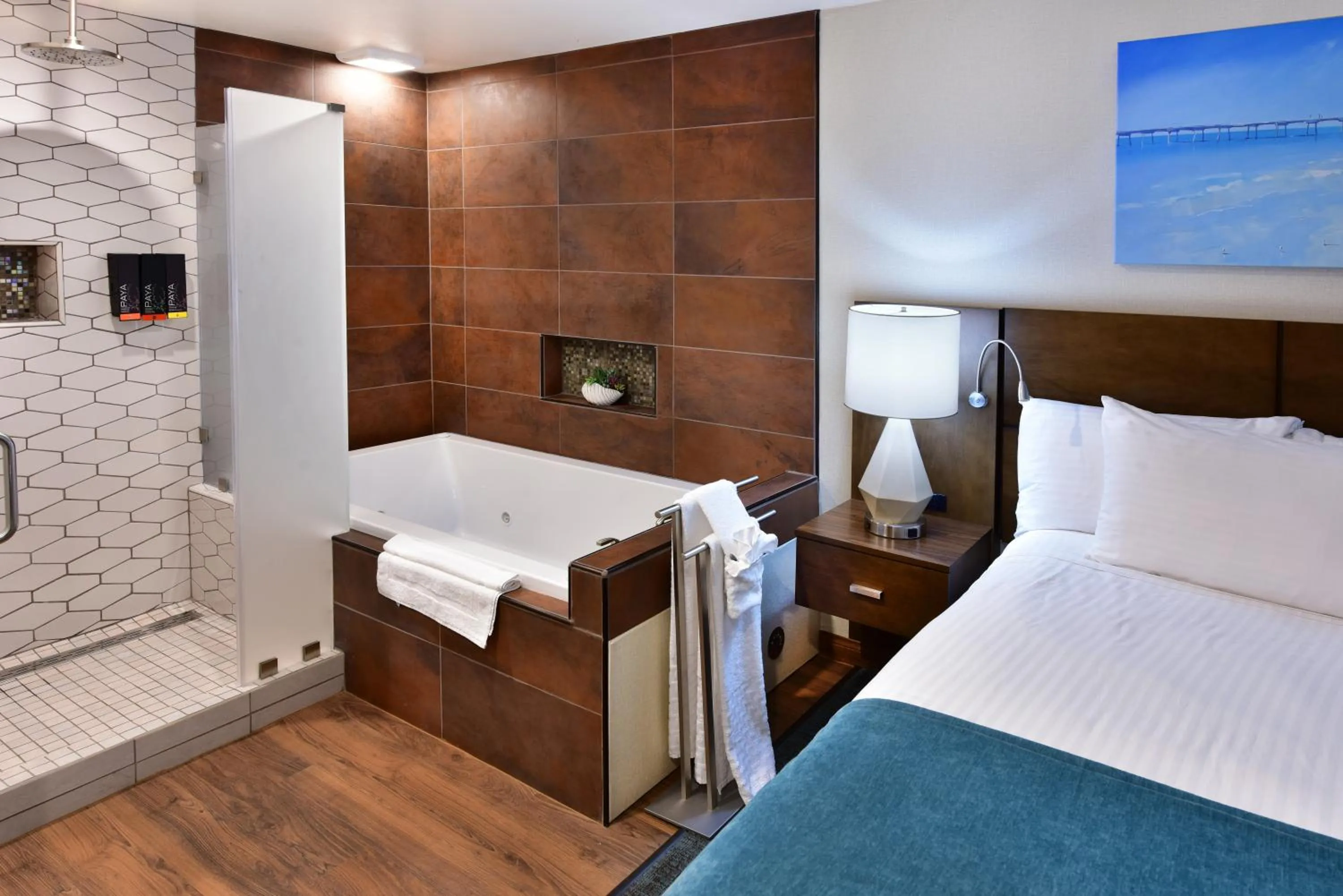 Hot Tub, Bed in Old Town Inn