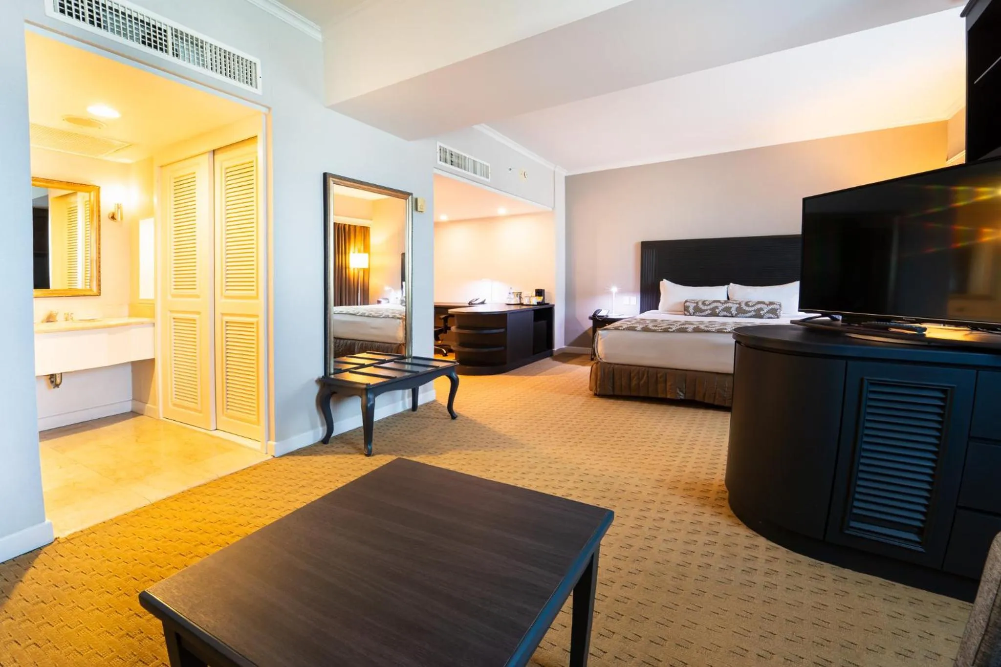 Bedroom, Bed in Crowne Plaza Managua by IHG