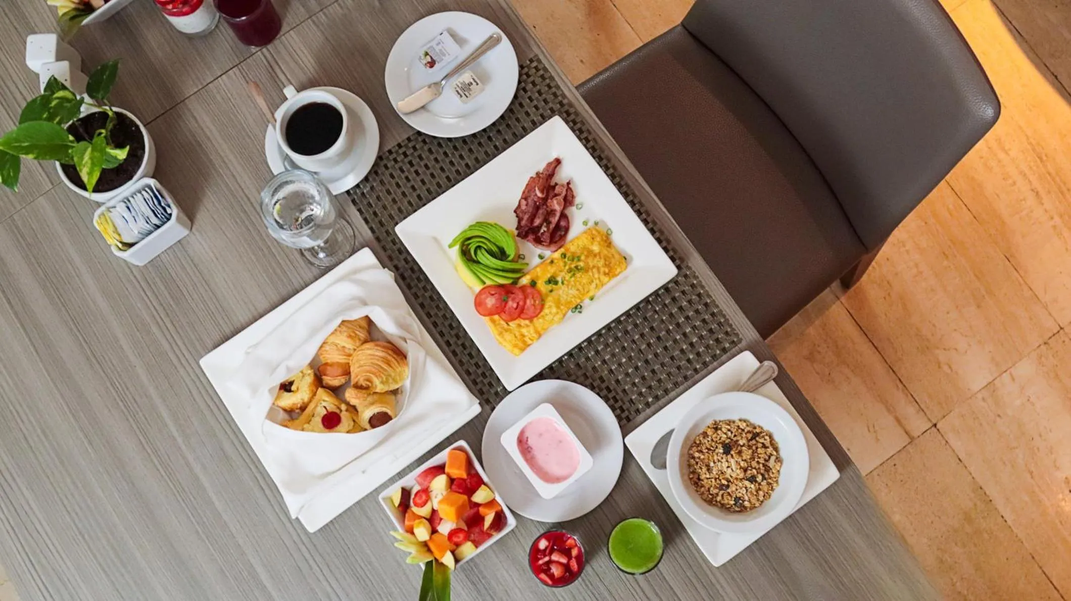 Restaurant/places to eat in Crowne Plaza Managua by IHG