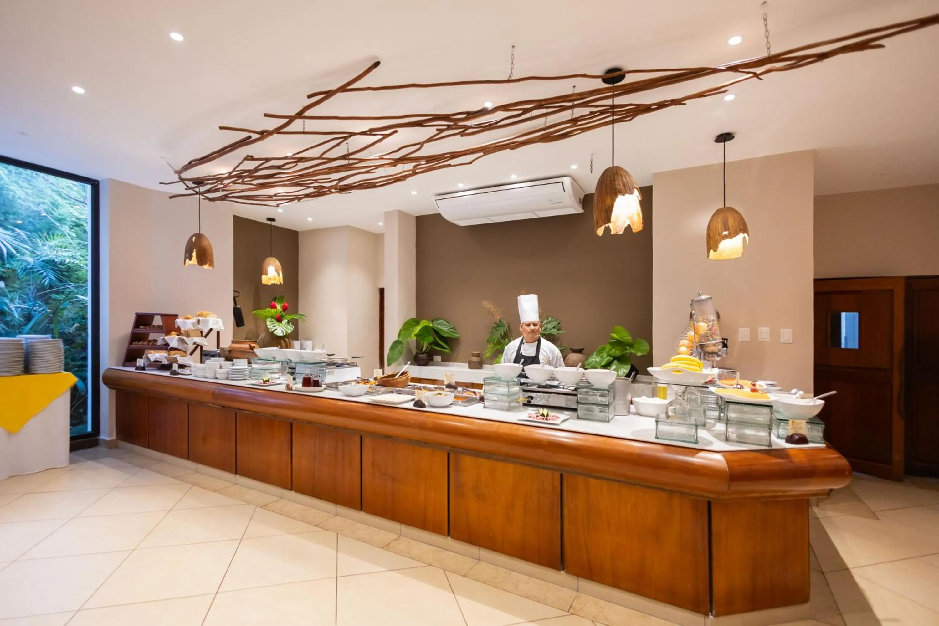 Restaurant/places to eat in Camino Real Tikal‎