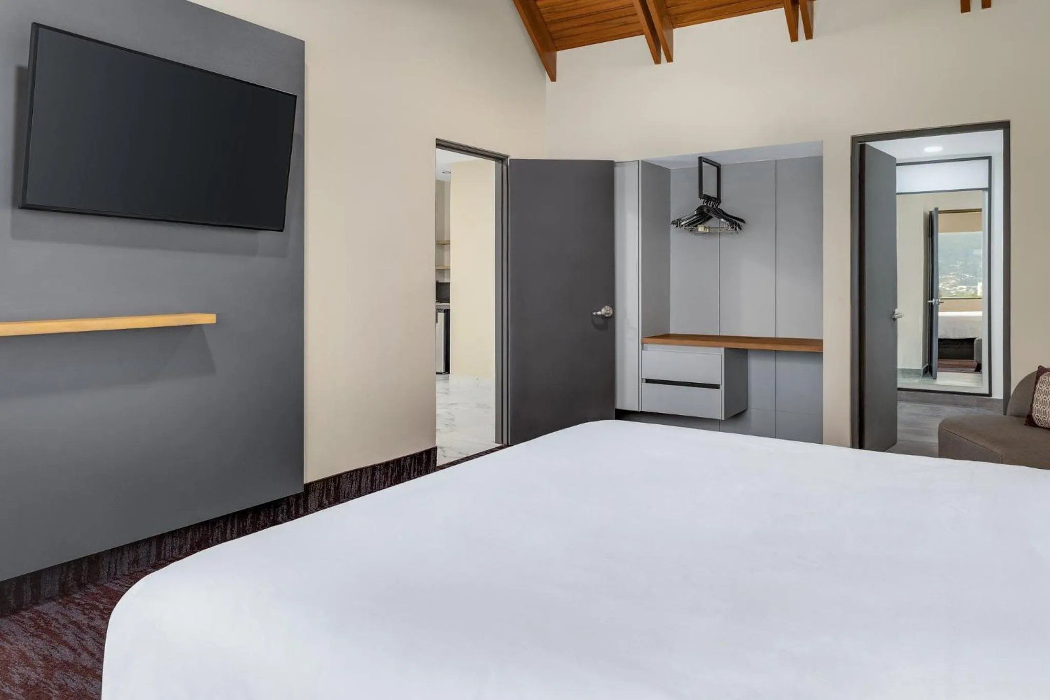 Photo of the whole room, Bed in Crowne Plaza San Jose La Sabana by IHG