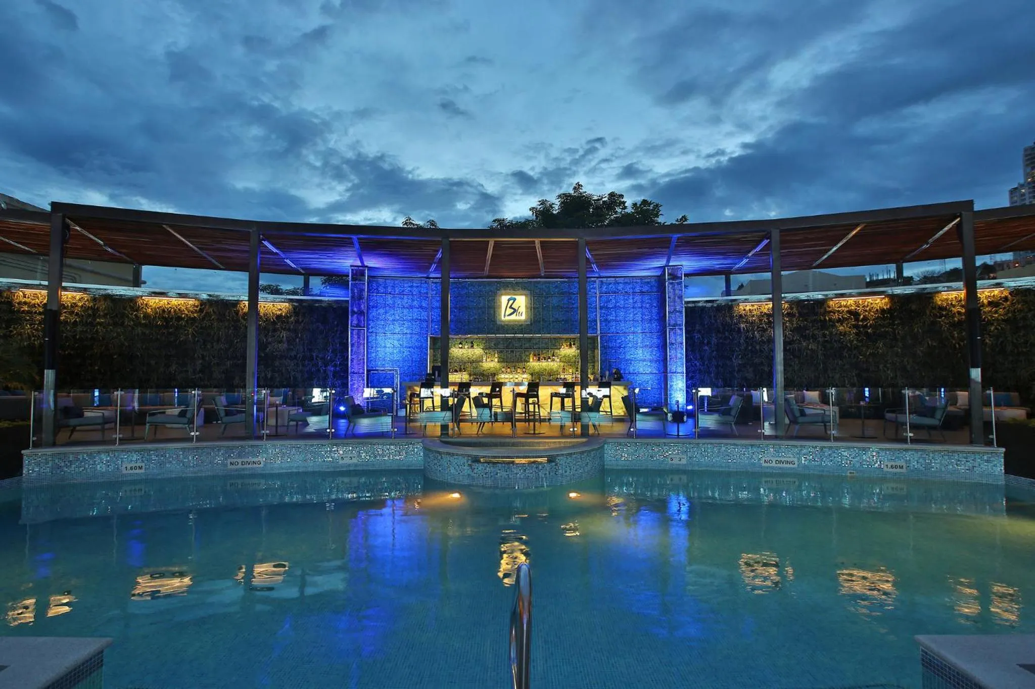 Lounge or bar in InterContinental Tegucigalpa at Multiplaza Mall by IHG