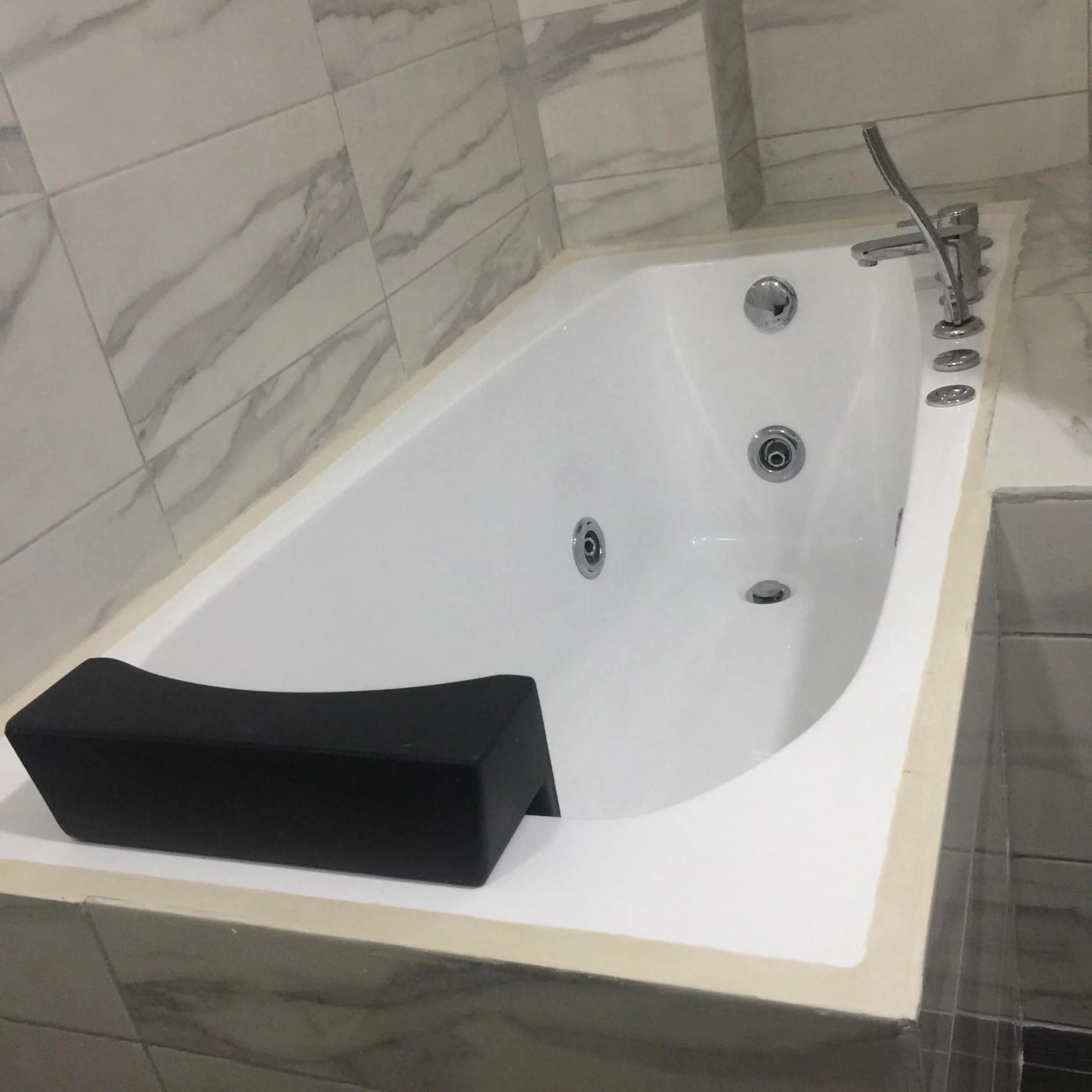 Hot Tub in A-Hope Suite Hotel