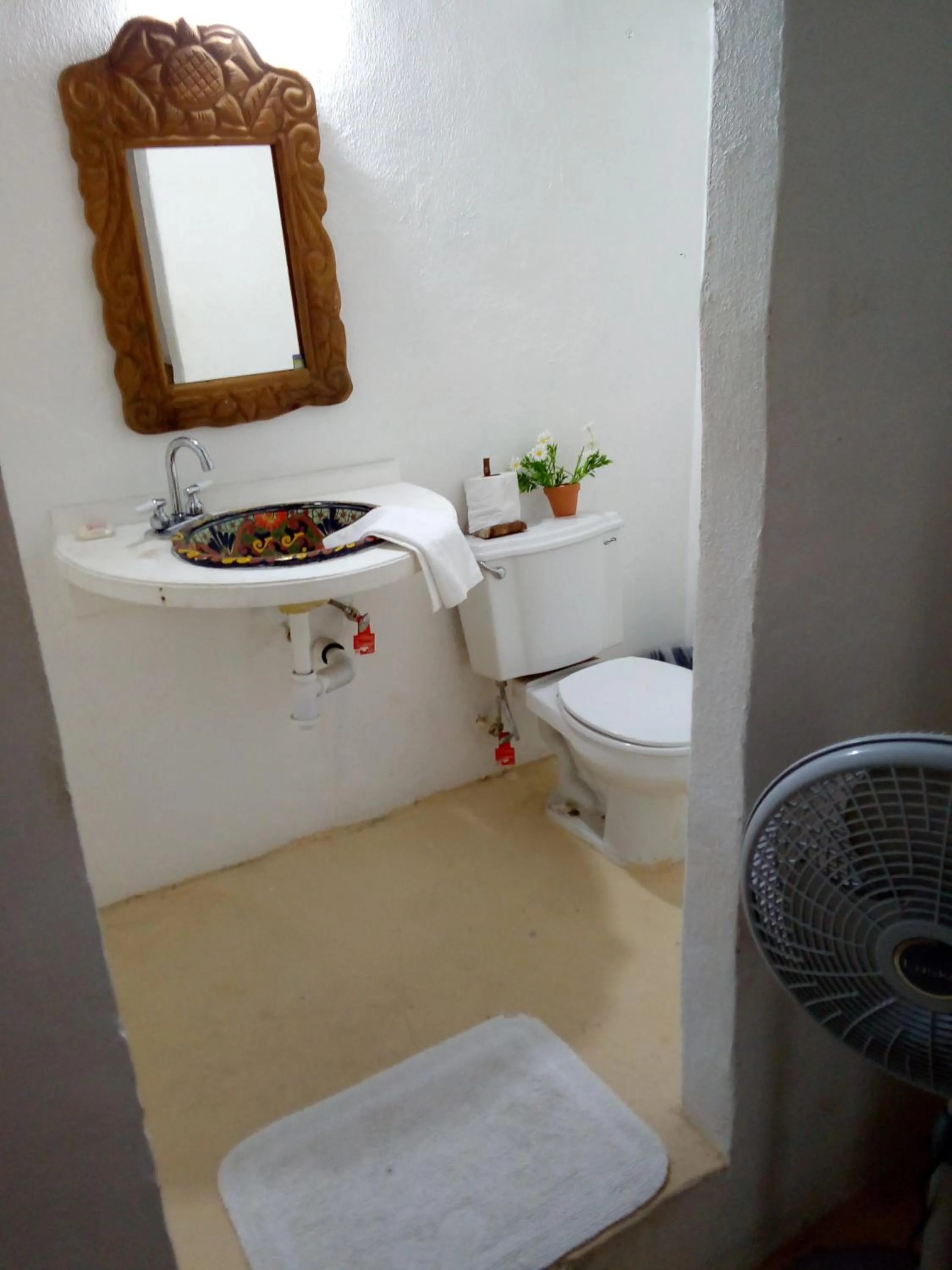 Bathroom in Lola Atlachinolli