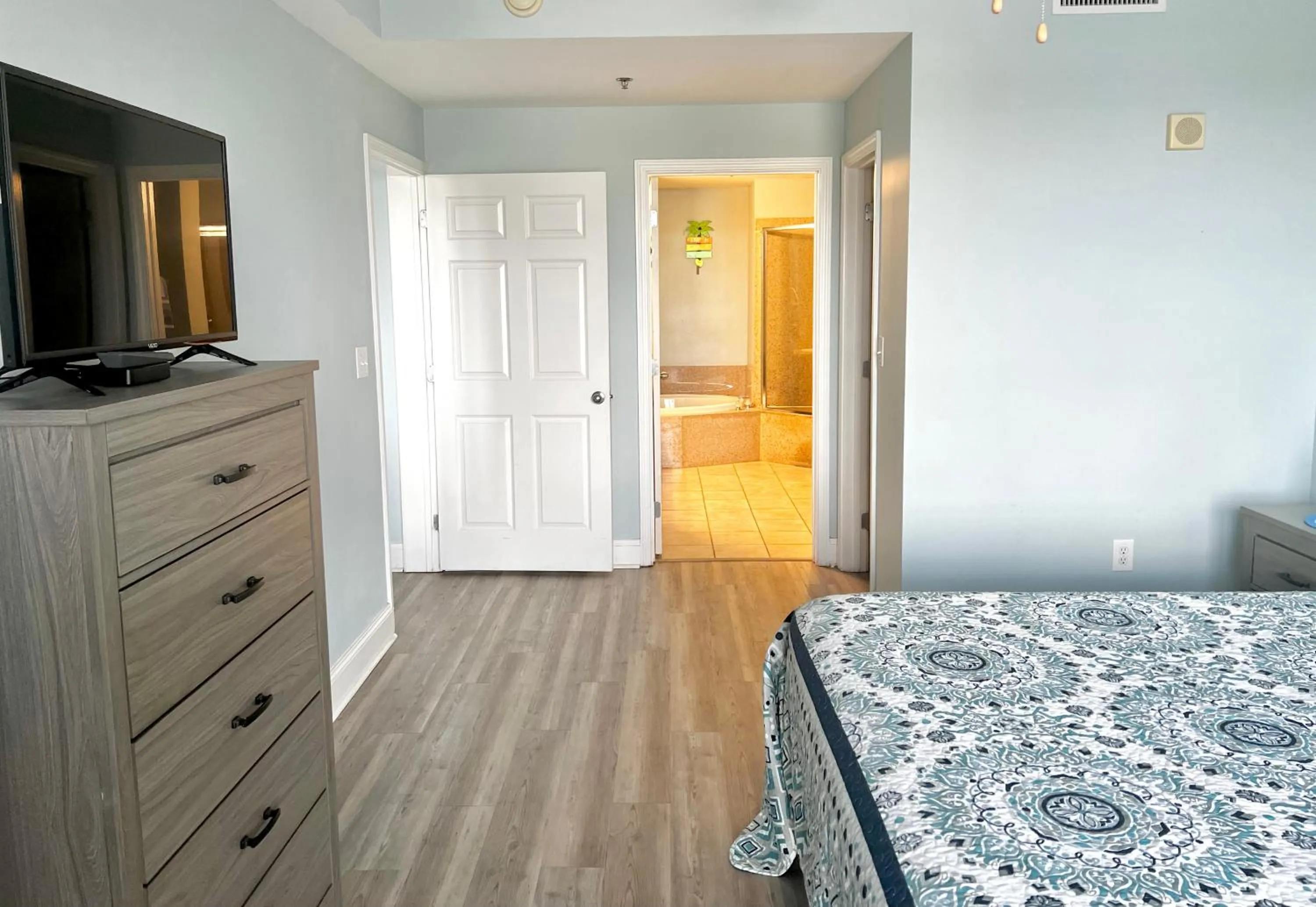 Bed in LAKETOWN 5 POOLs STEPS TO BEACH FAMILY FRIENDLY