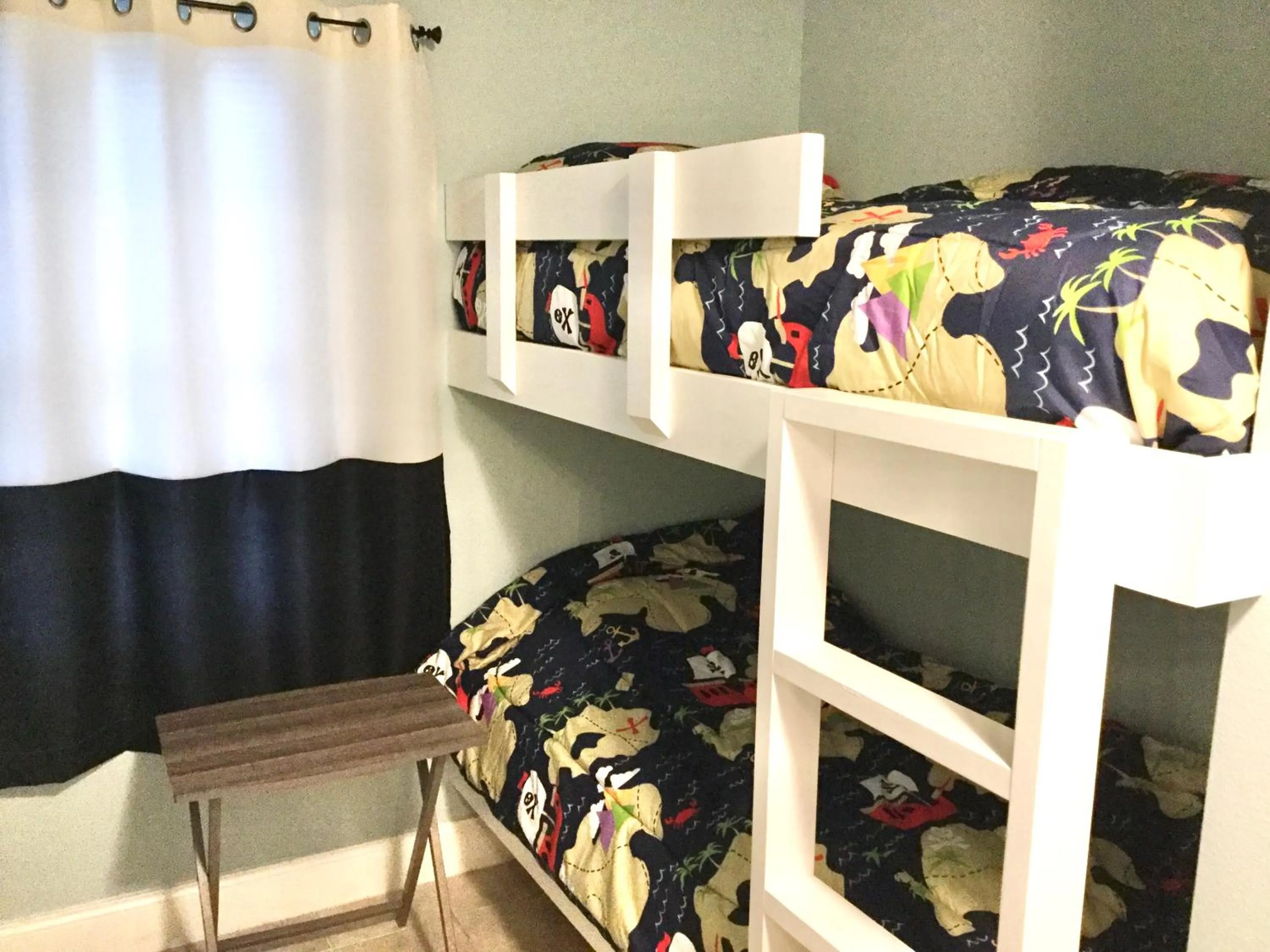 Bed in LAKETOWN 5 POOLs STEPS TO BEACH FAMILY FRIENDLY