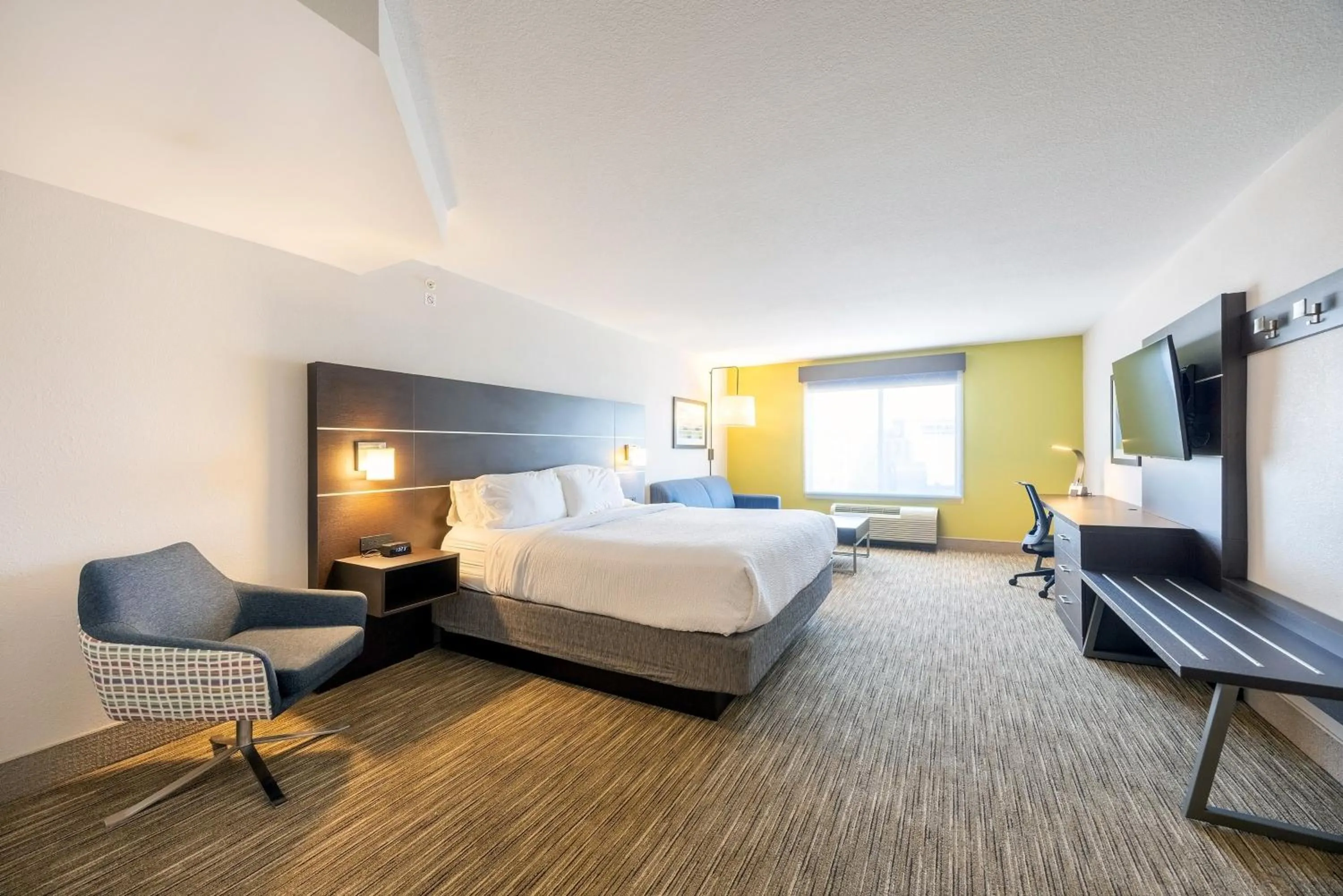 Photo of the whole room, Bed in Holiday Inn Express Winona by IHG
