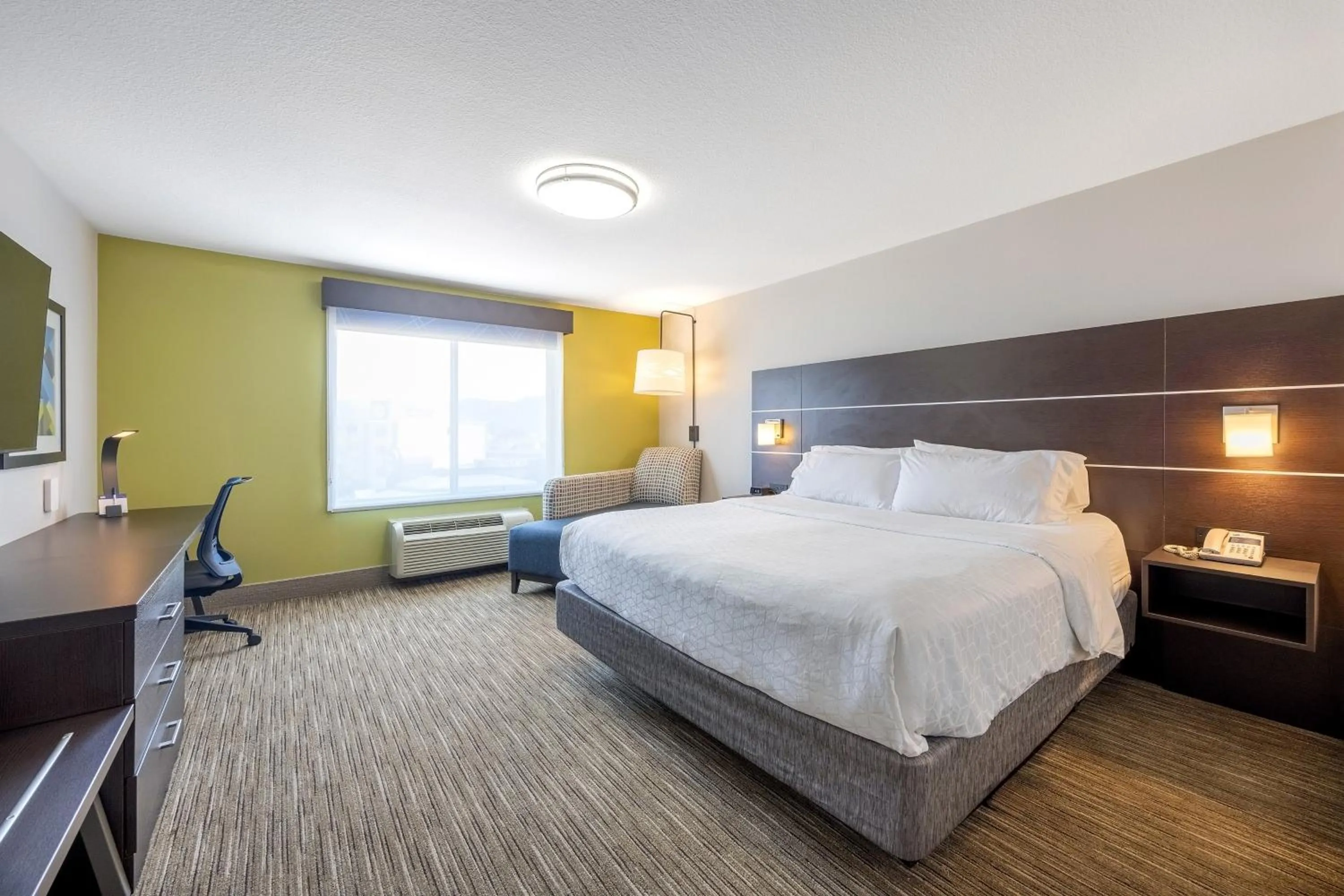 Photo of the whole room, Bed in Holiday Inn Express Winona by IHG