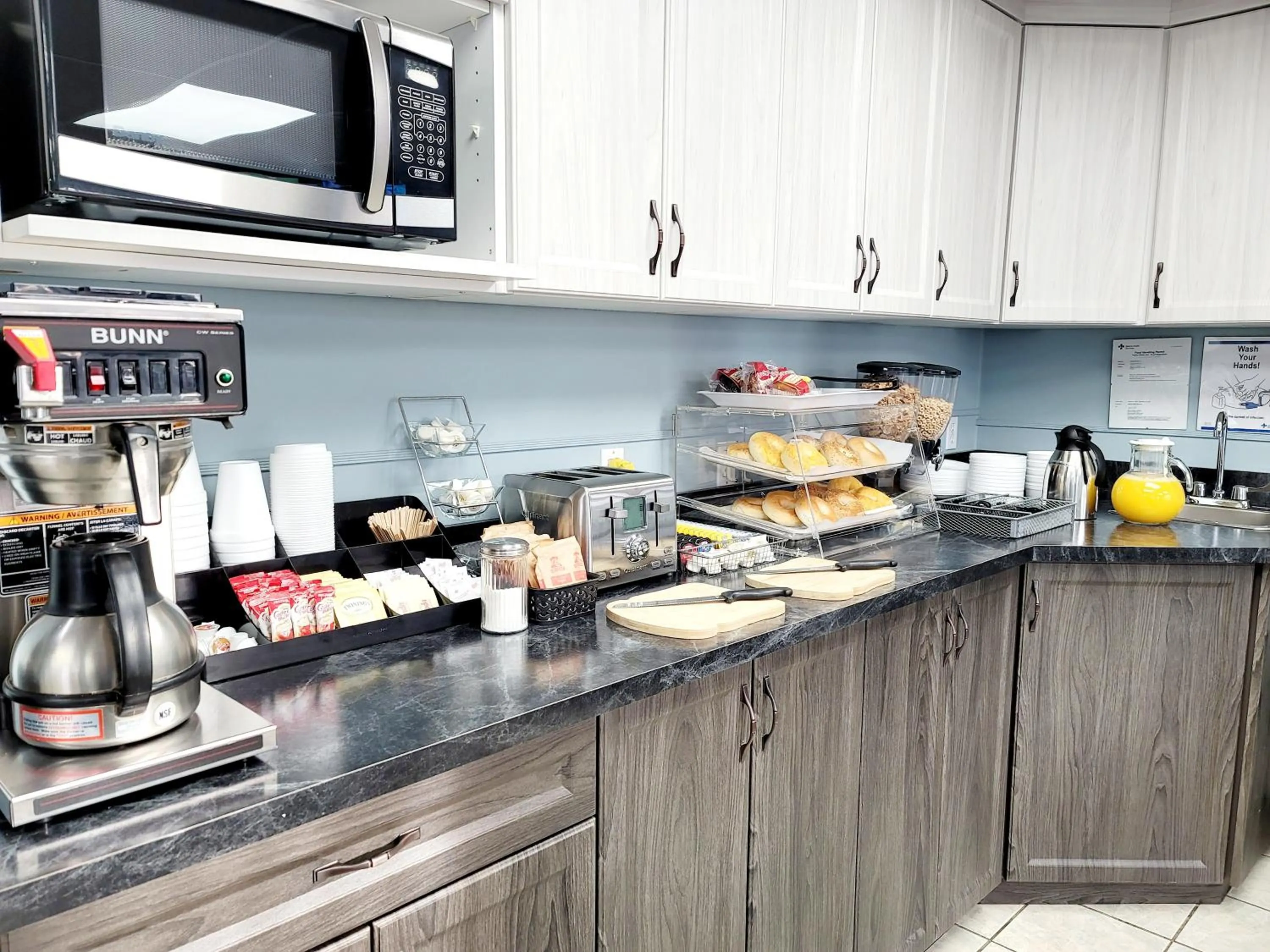 Continental breakfast in Canadian Motor Inn