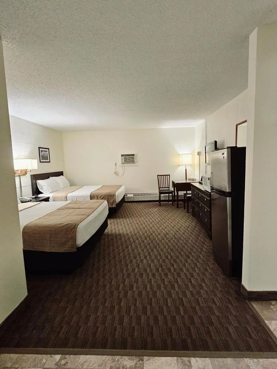 Photo of the whole room, Bed in Canadian Motor Inn