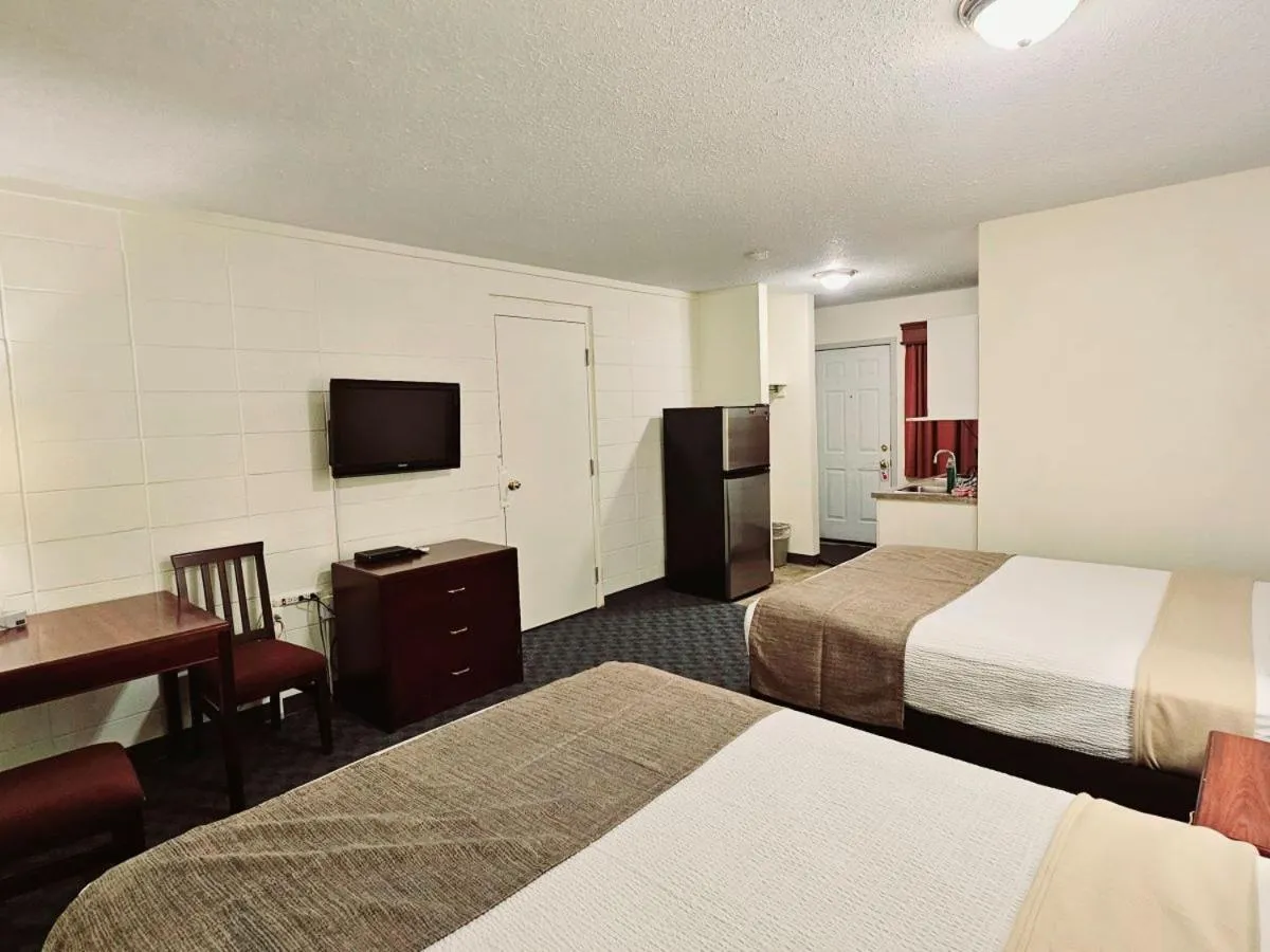 Photo of the whole room, Bed in Canadian Motor Inn