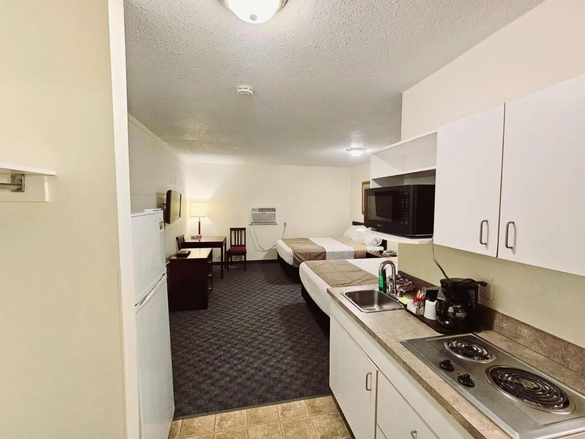 Kitchen or kitchenette in Canadian Motor Inn