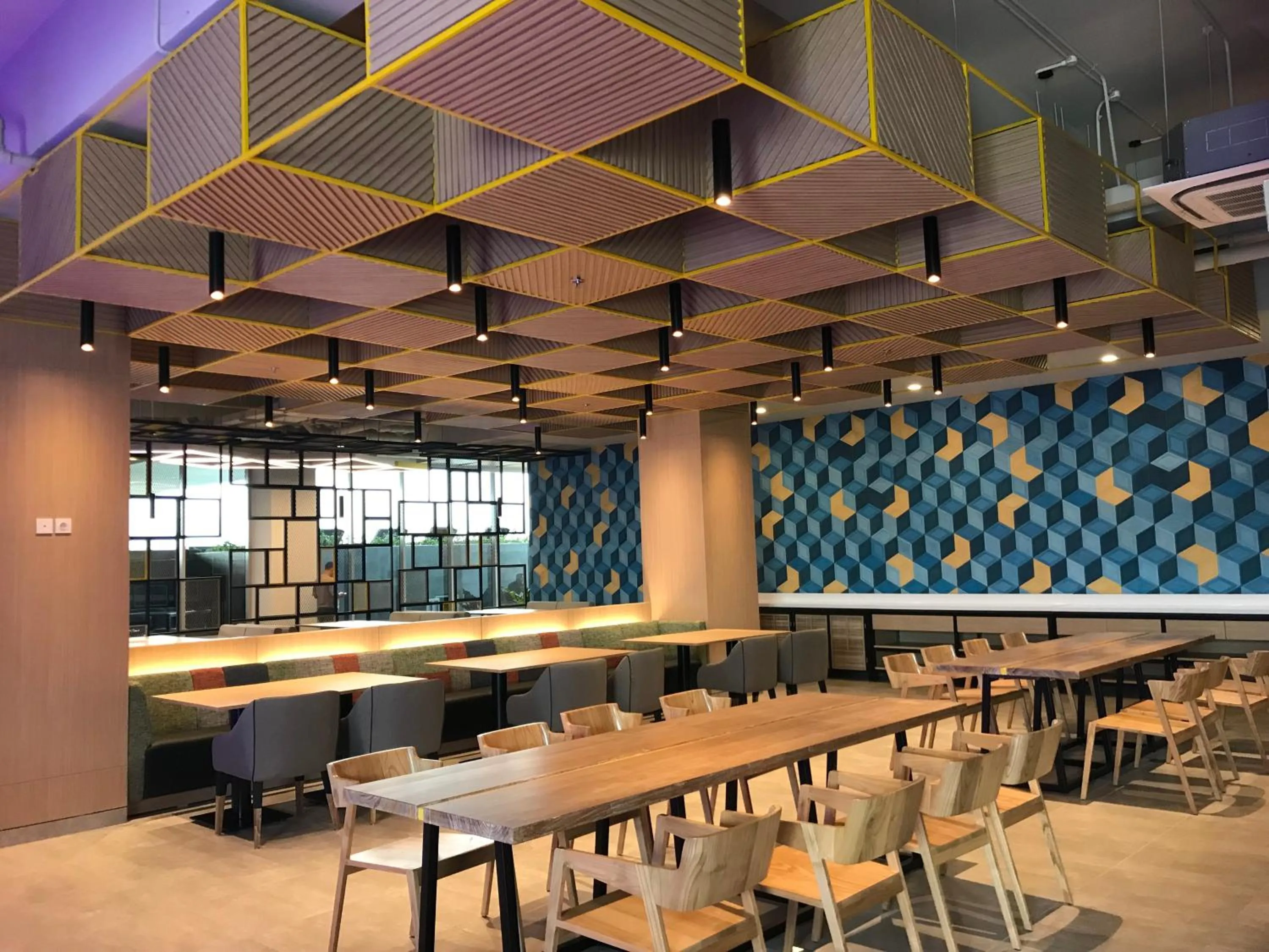 Restaurant/places to eat in YELLO Hotel Paskal Bandung