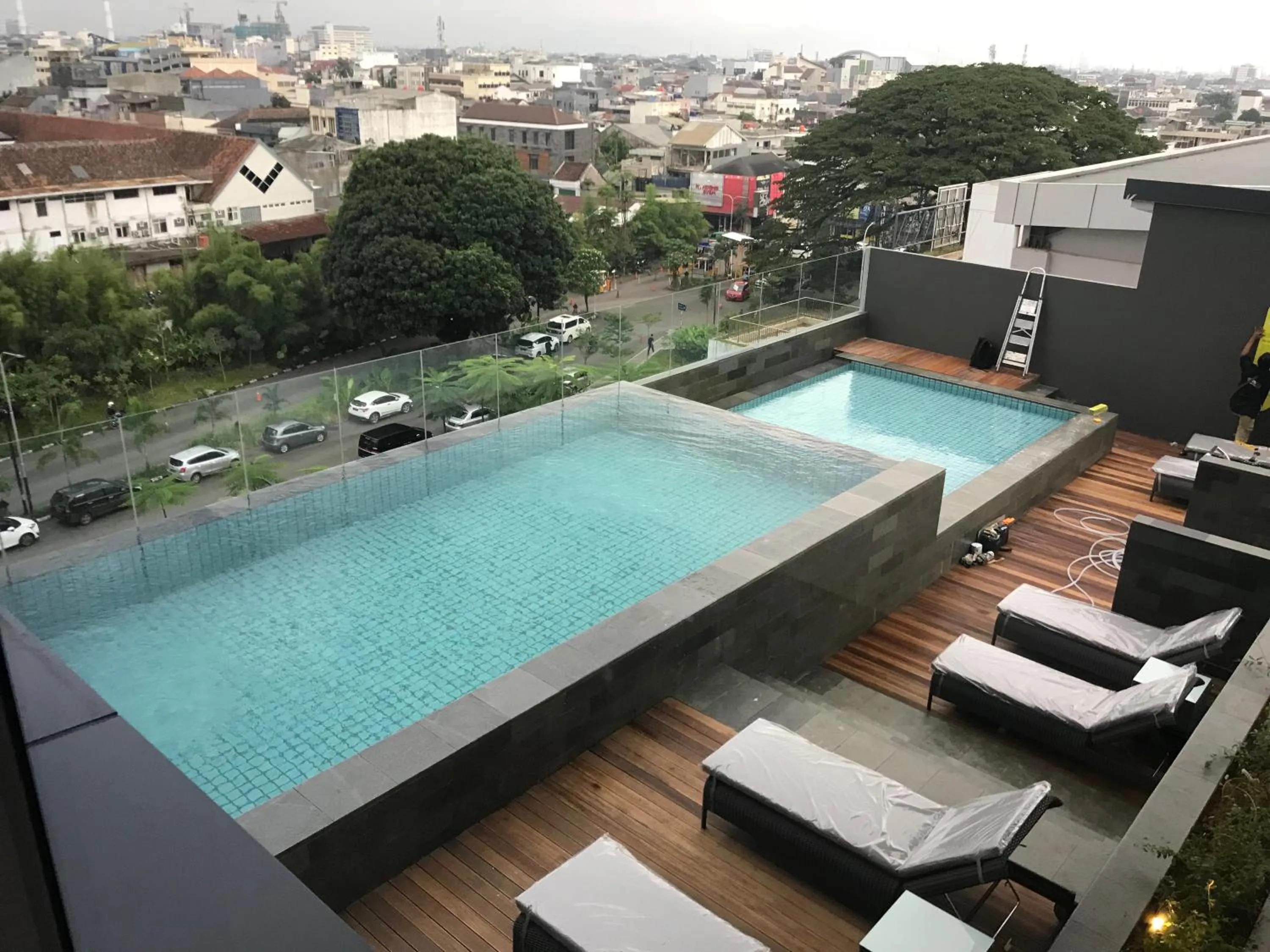 Swimming pool in YELLO Hotel Paskal Bandung