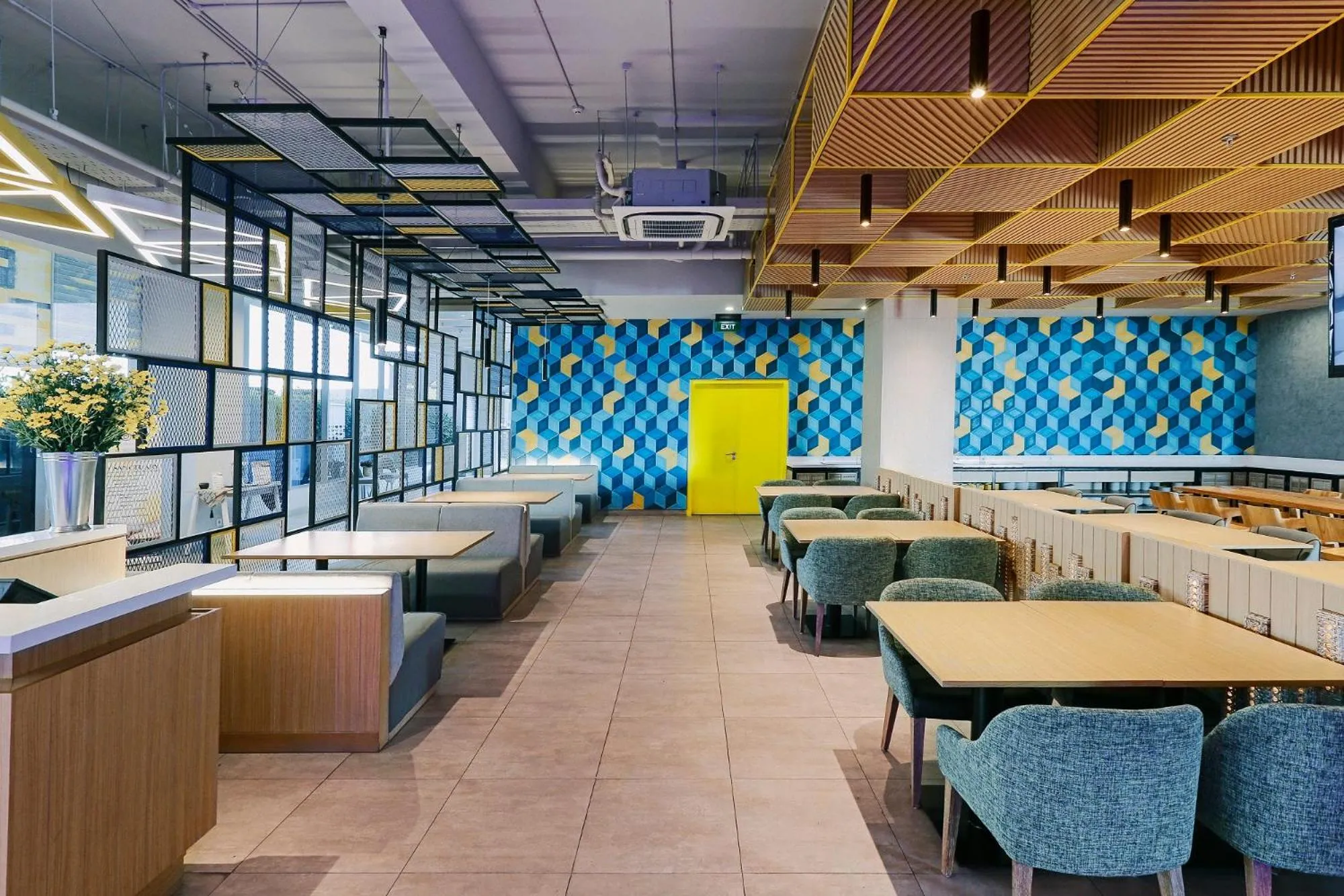 Restaurant/places to eat in YELLO Hotel Paskal Bandung